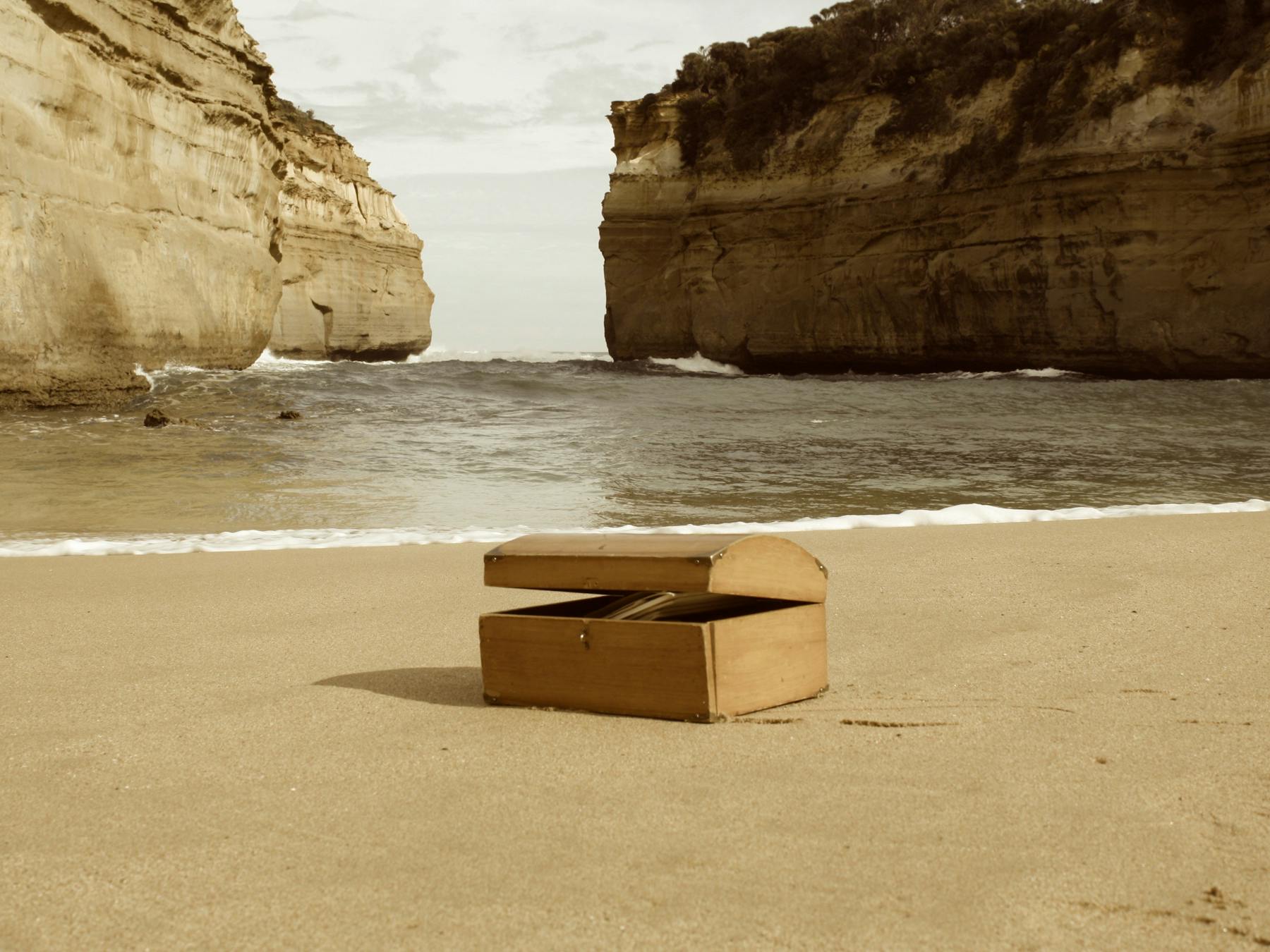 Original artefacts of Loch Ard shipwreck tragedy