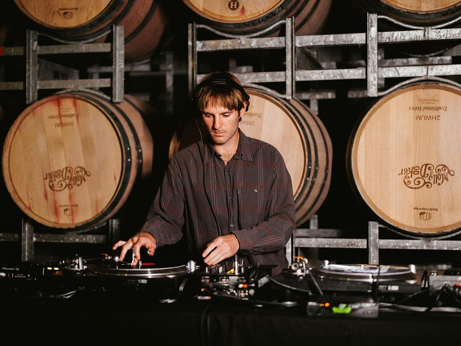 DJ