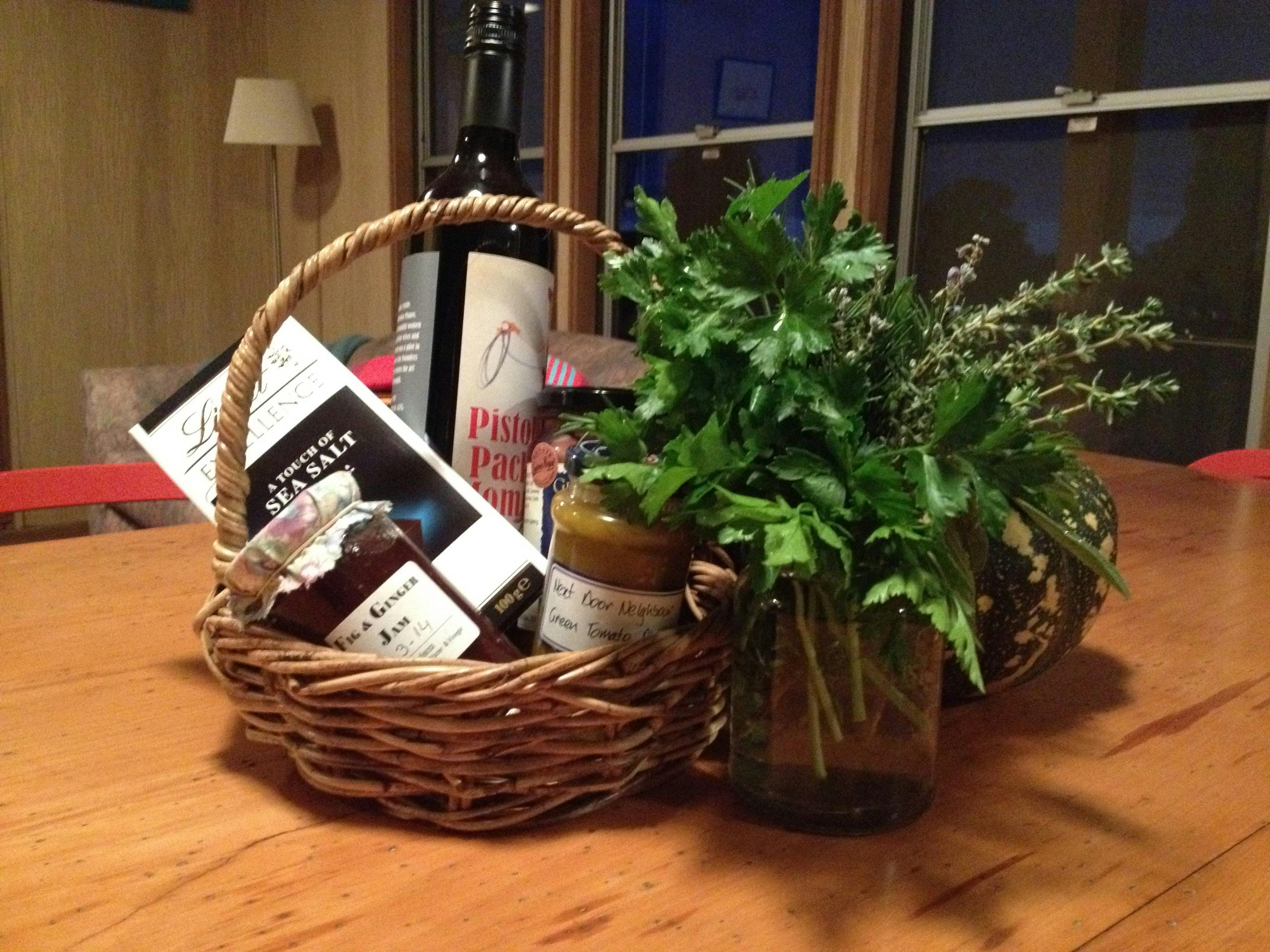 정원에서 가져온 허브와 현지 특산품 바구니