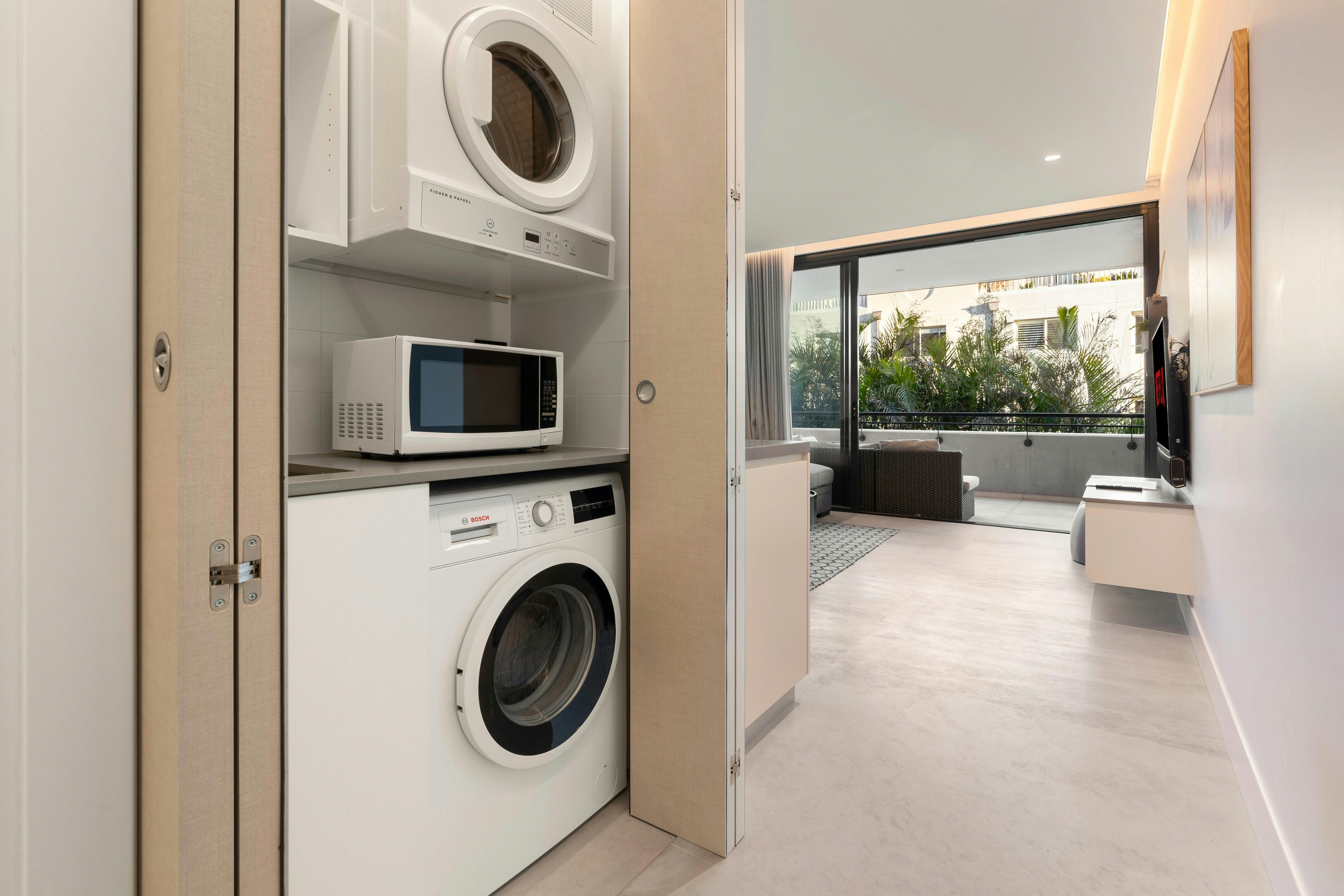 洗衣區配有洗衣機和現代化電器。