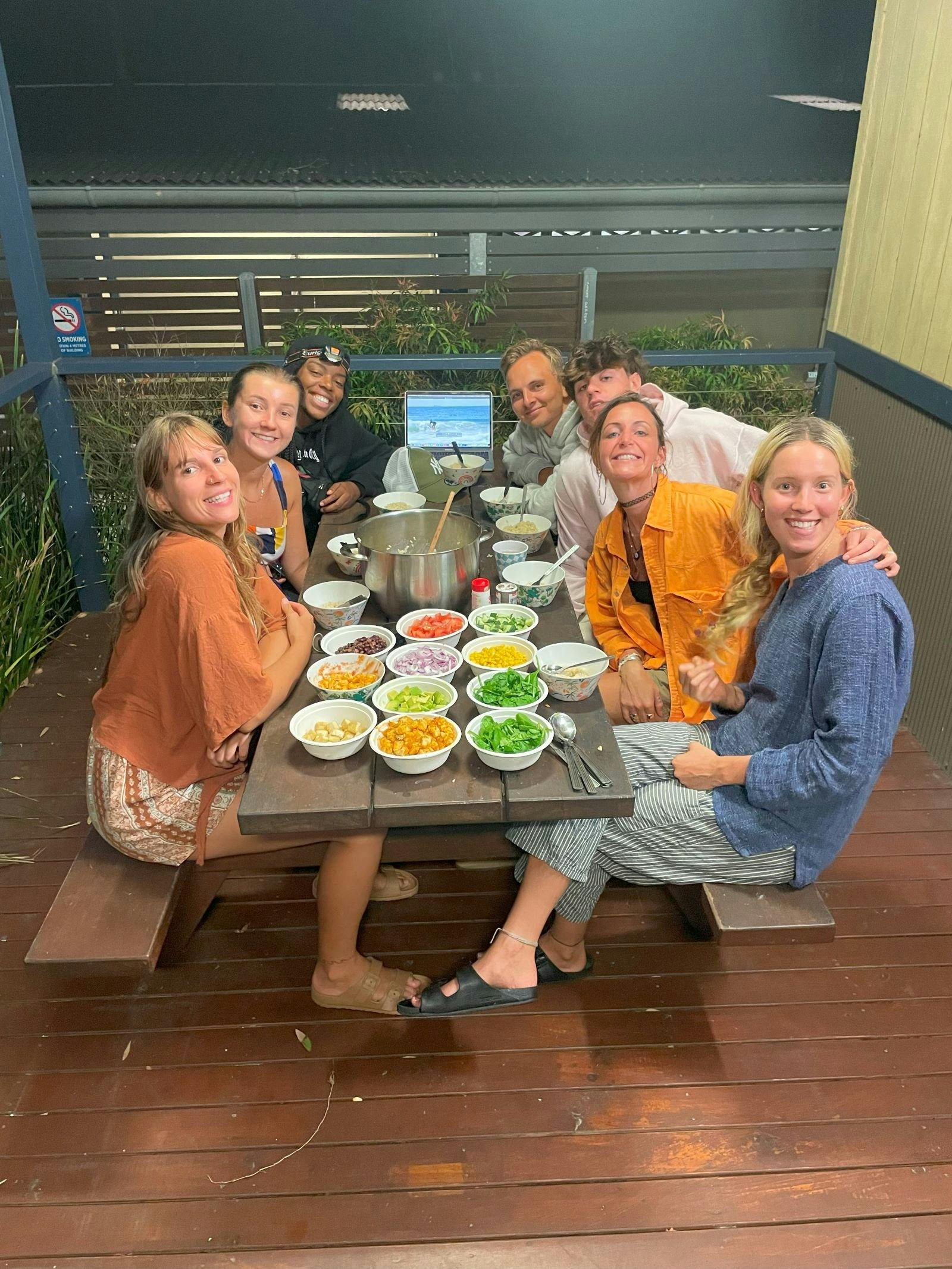 저녁을 먹는 캠핑객들