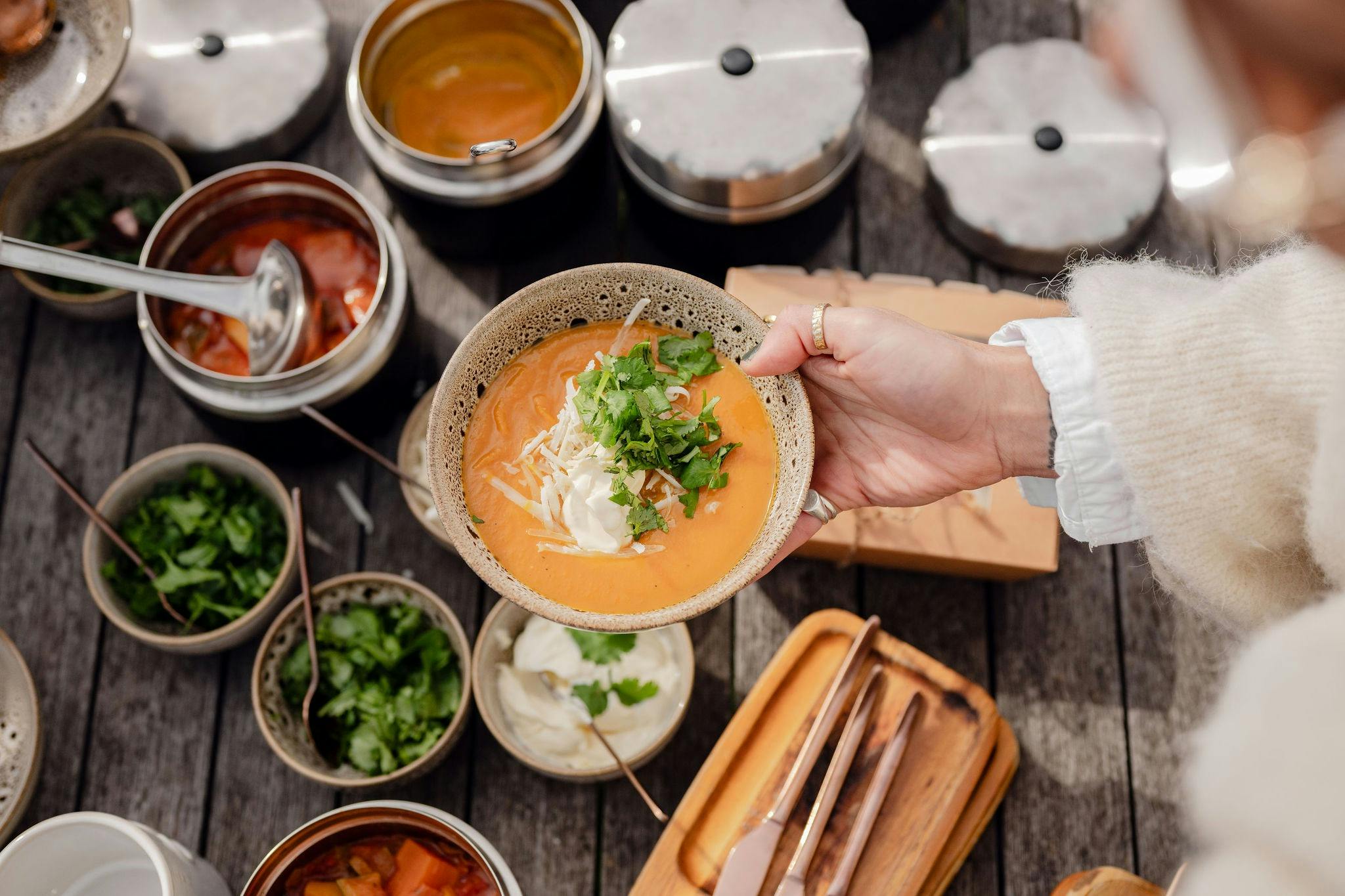 Zu den Picknicks am Kamin gehören herzhafte, hausgemachte Suppen.