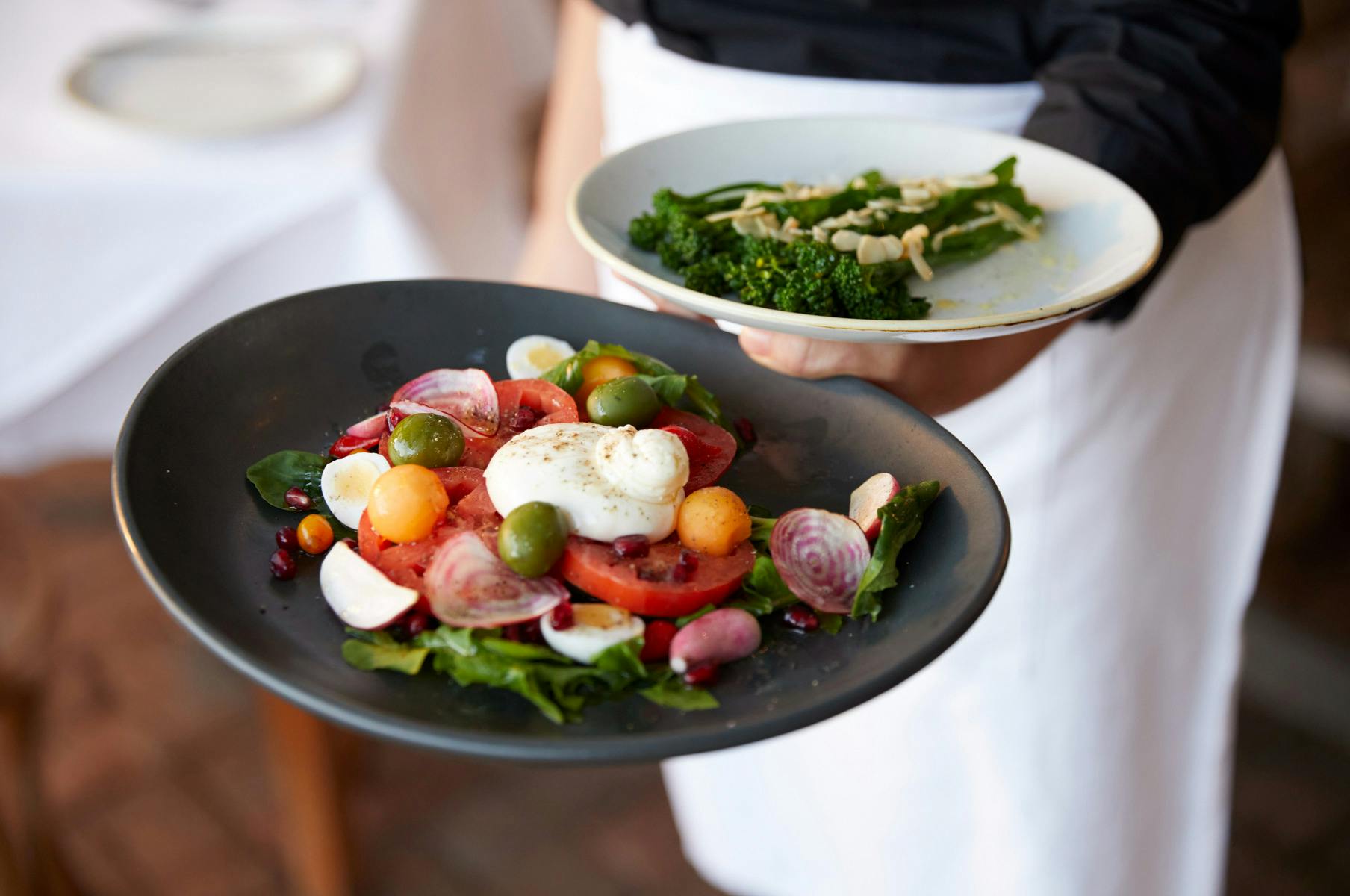 このツアーでは、パンとカナッペ付きのグルメな2コースランチをすべてお楽しみいただけます。