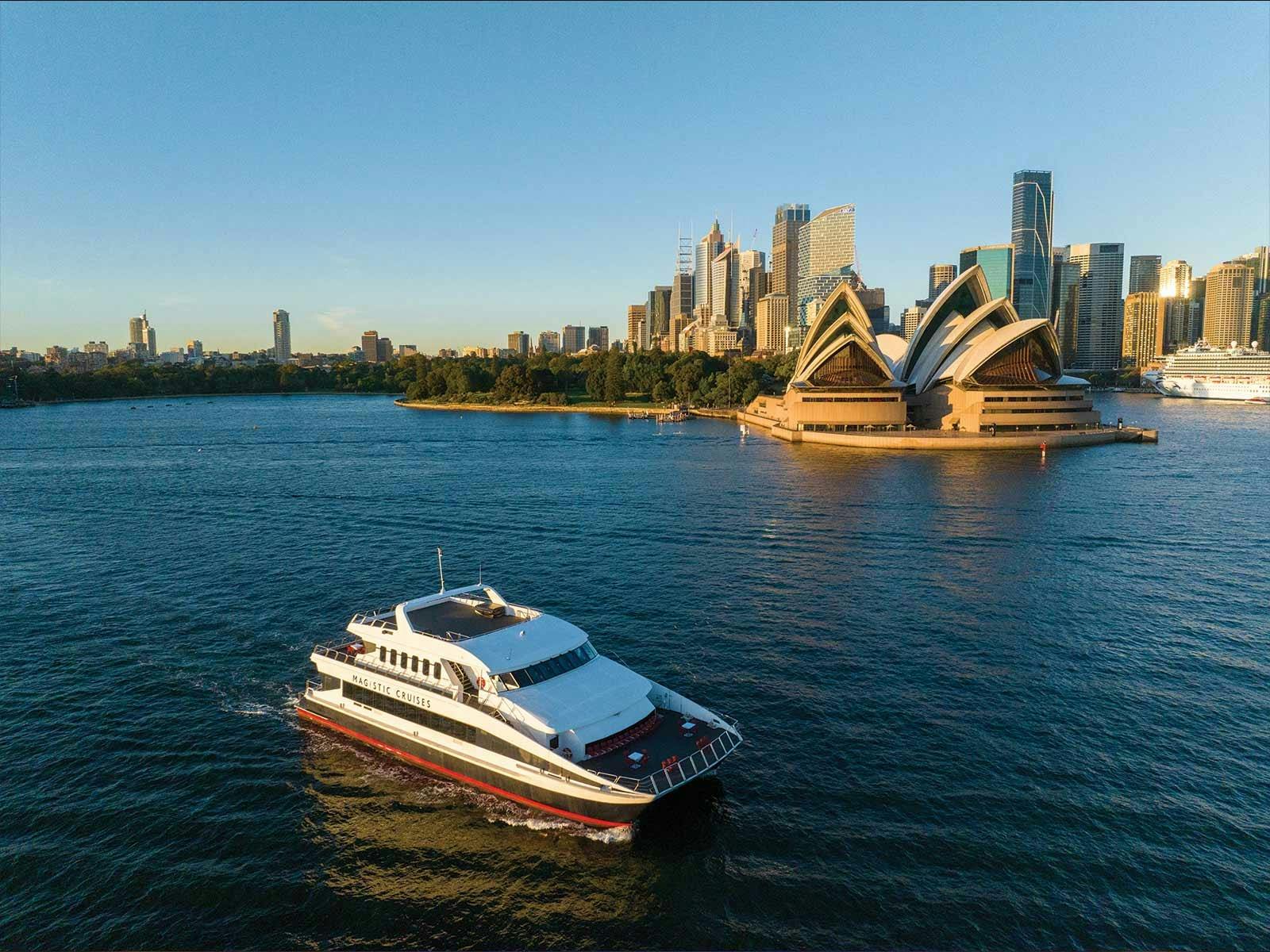 象徴的なシドニー港を巡航する「マジスティック・ツー」