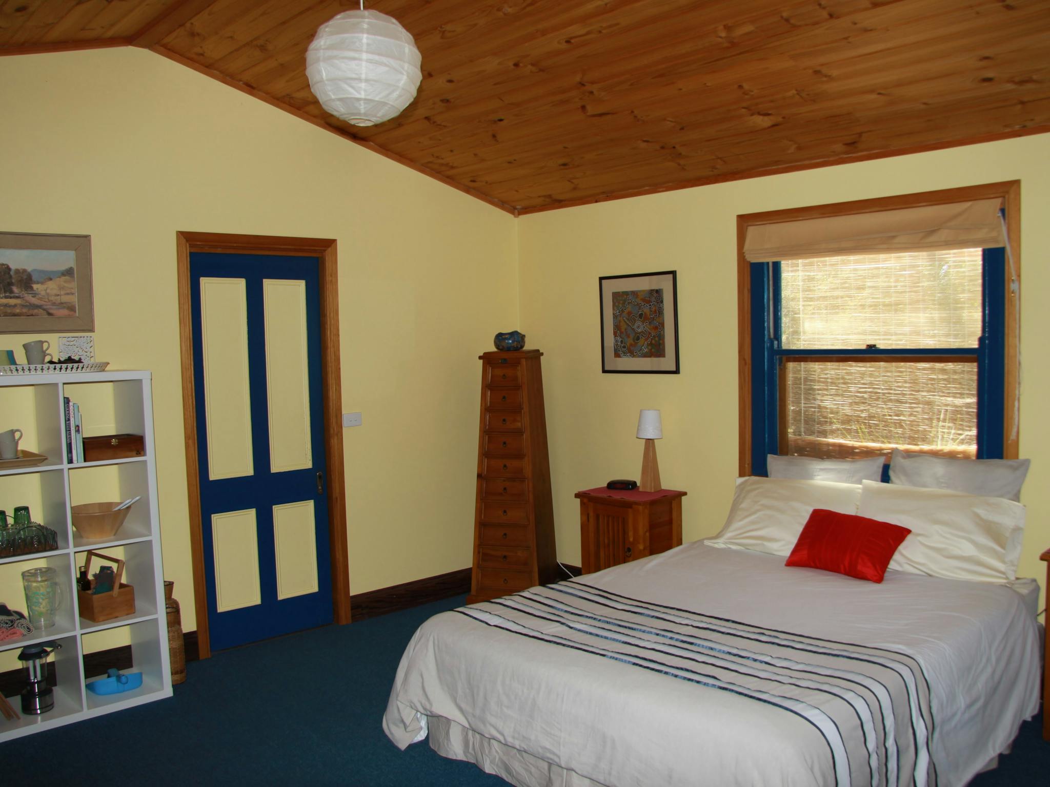 Bedroom showing queensized bed and sliding door to ensuite