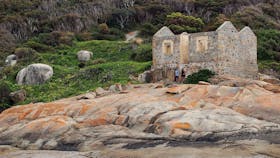 Point King Lighthouse and Cottage Ruins