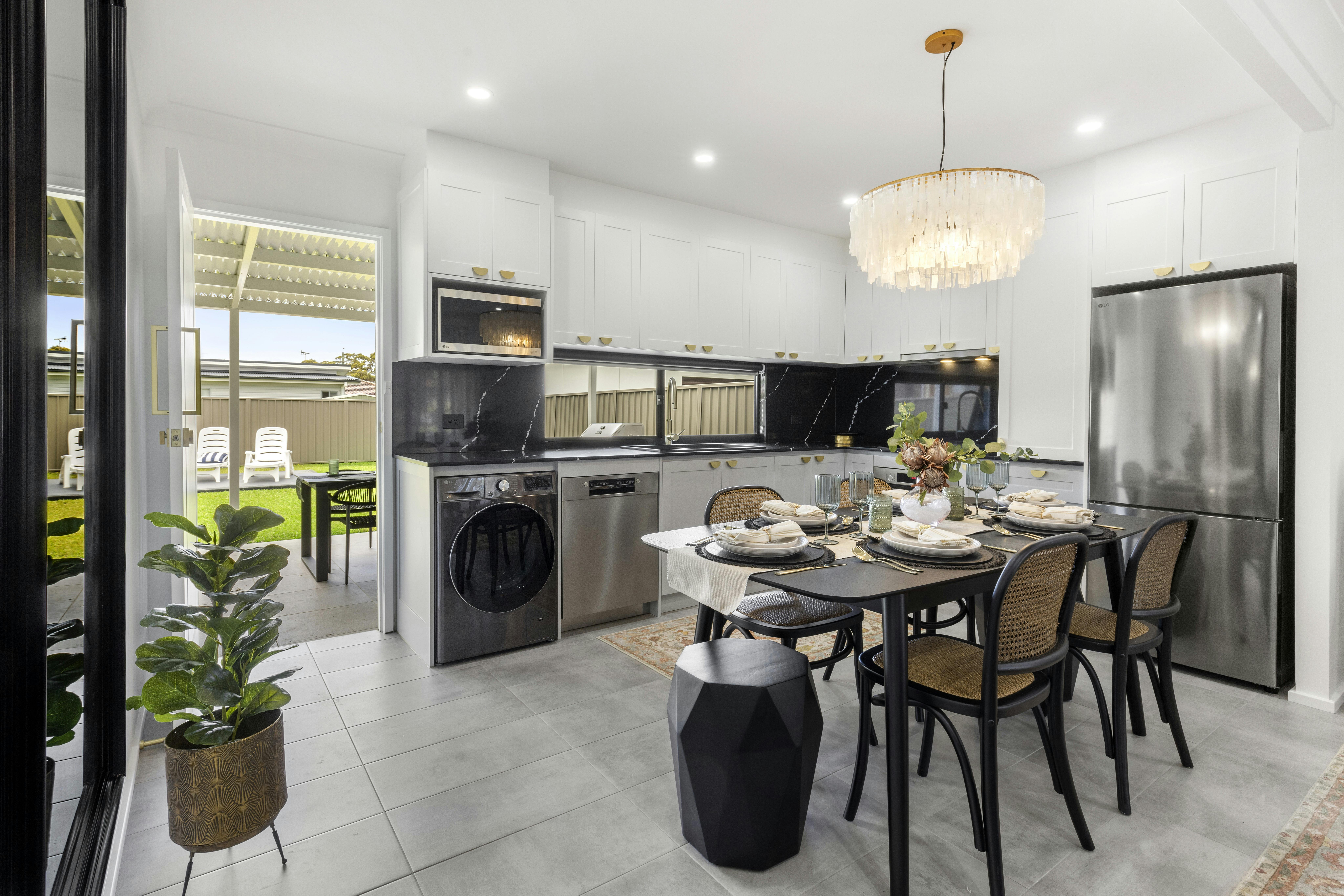 ダイニングエリアとキッチン