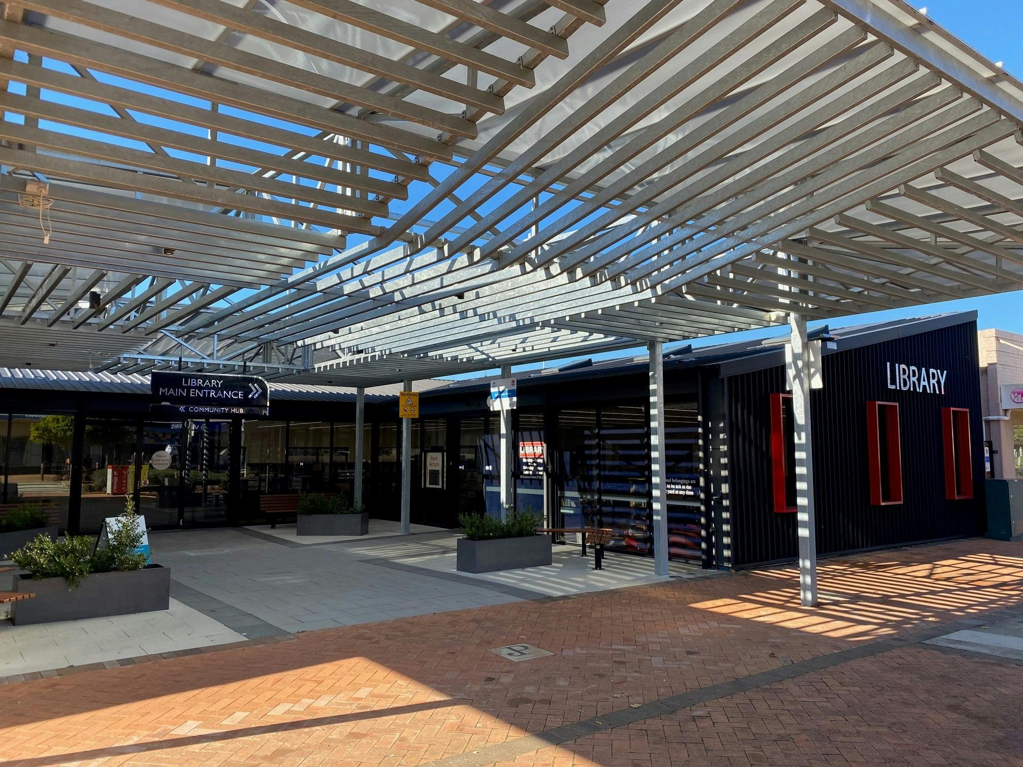 퀴린디 도서관 안뜰과 정문