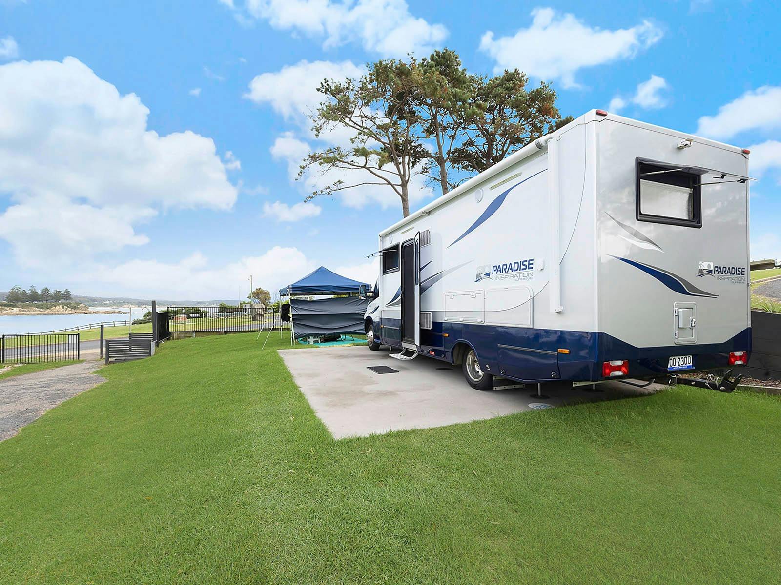 伯马吉的滨水露营地