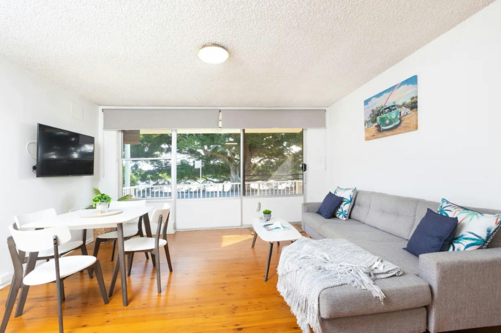 발코니로 이어지는 거실