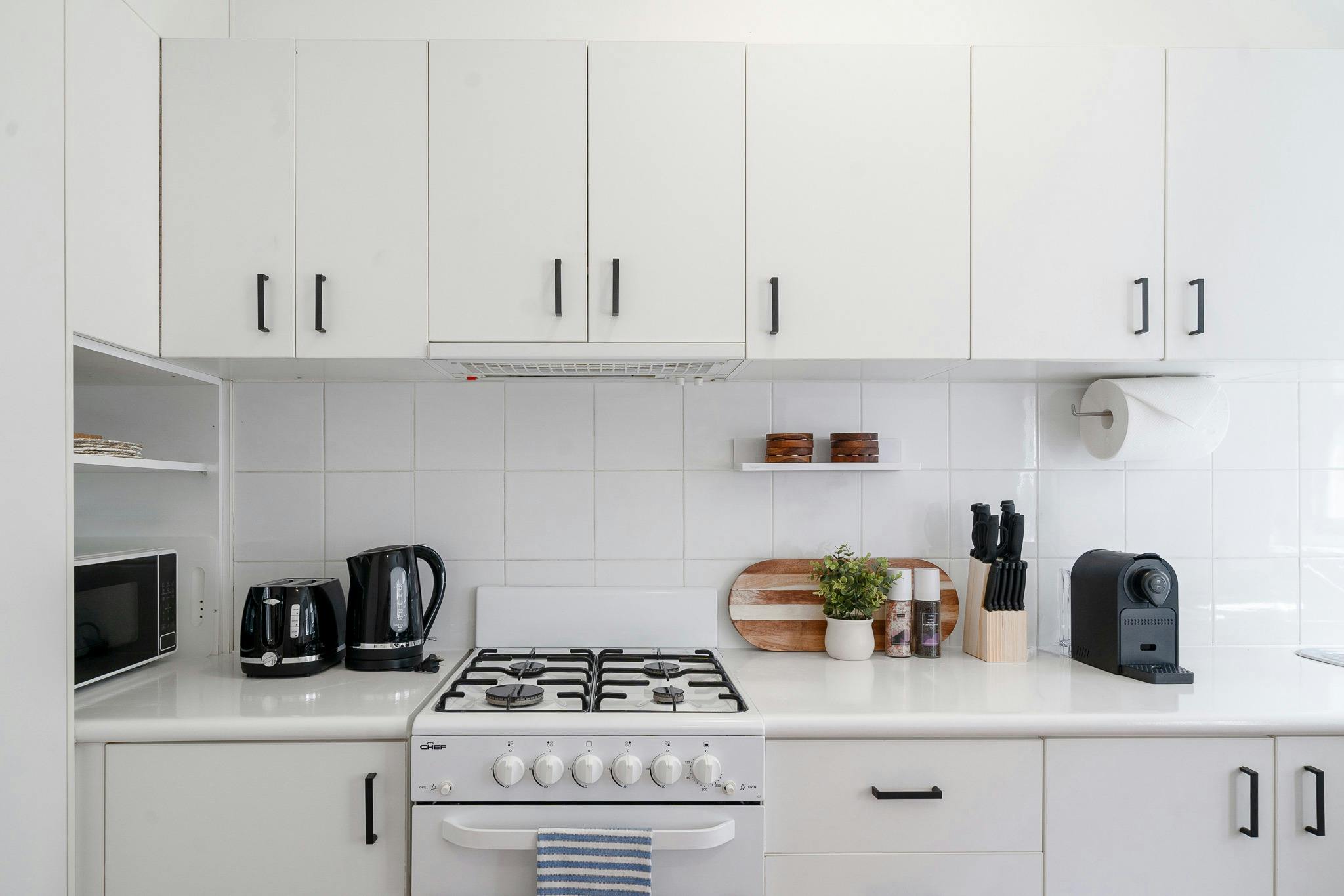 設備齊全的廚房，配有現代化的電器和明亮的裝飾。