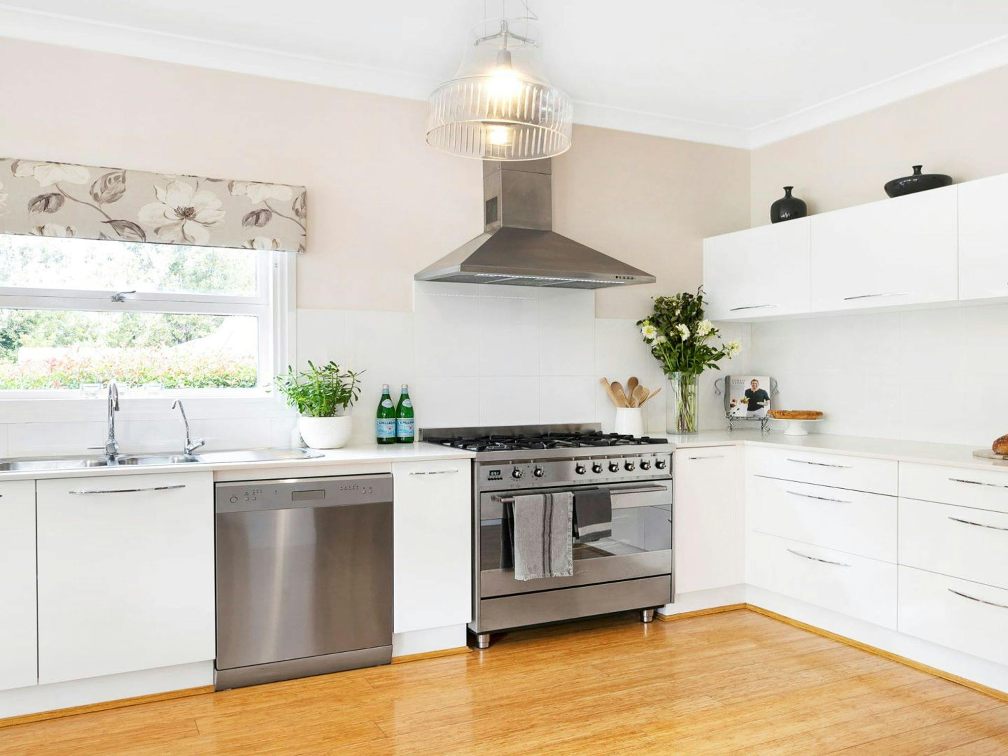 Coffee Machine, Dishwasher, Kitchen, Microwave Oven, Oven, Refrigerator