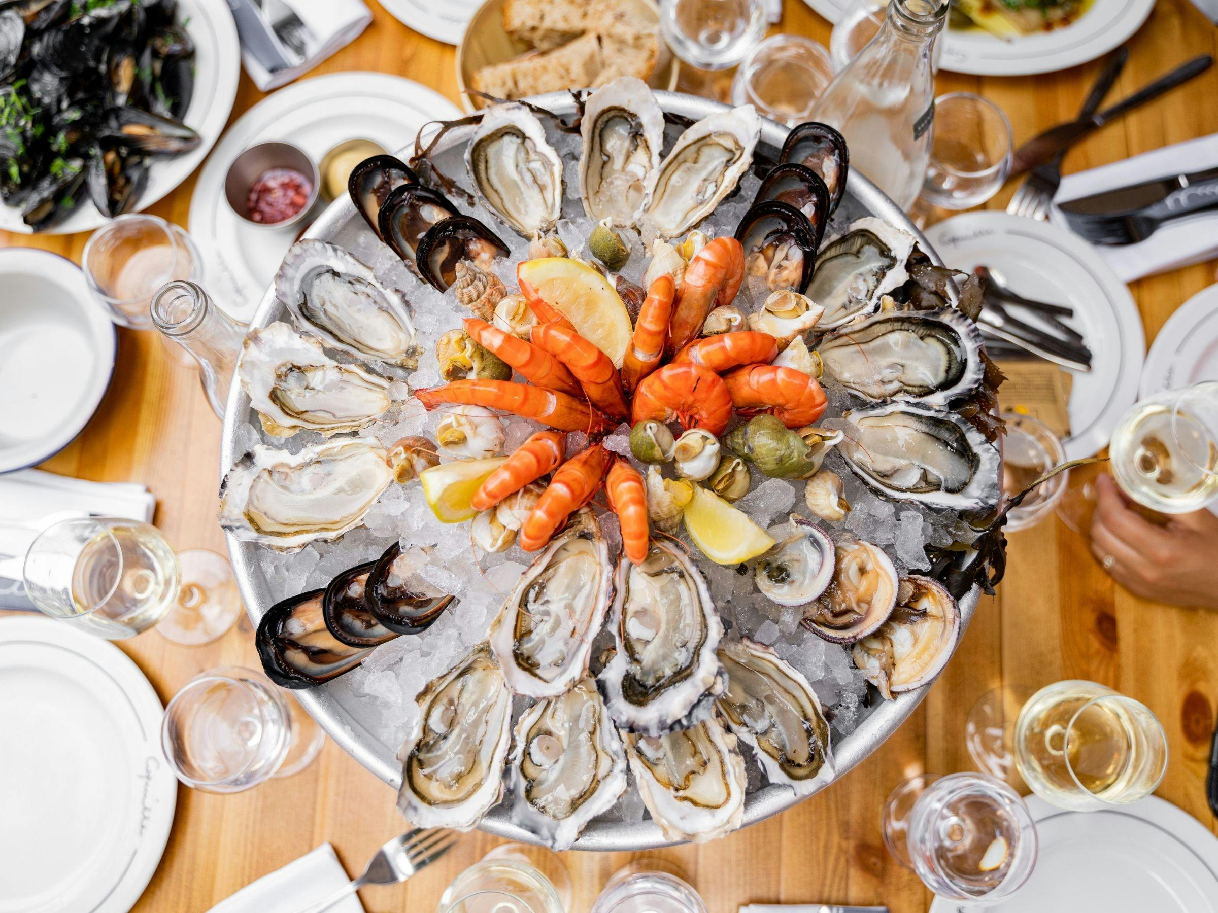 Weihnachtliches Meeresfrüchtebuffet zum Mittagessen