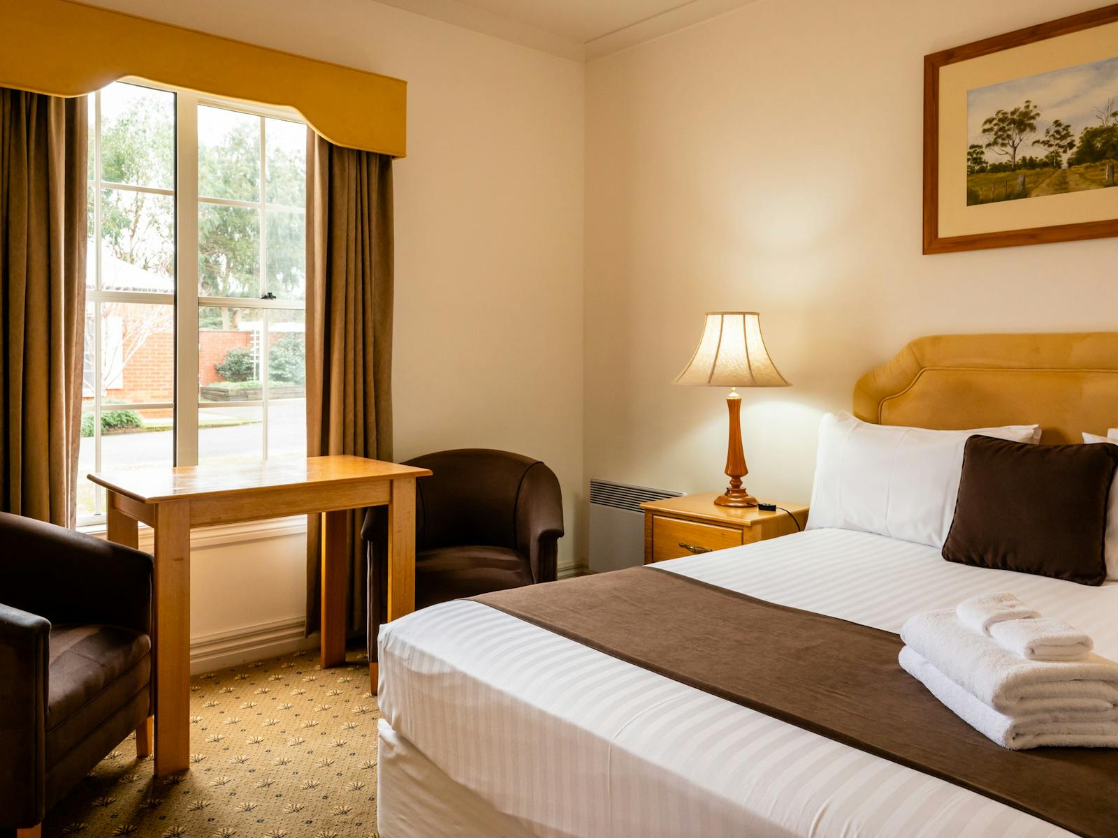 Queen room imterior Riverview at Ross