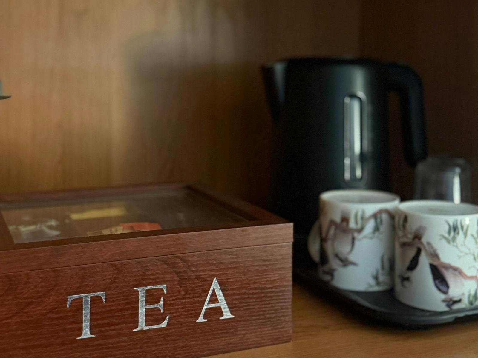 tea & coffee making facilities in ensuite room at hells gate roadhouse