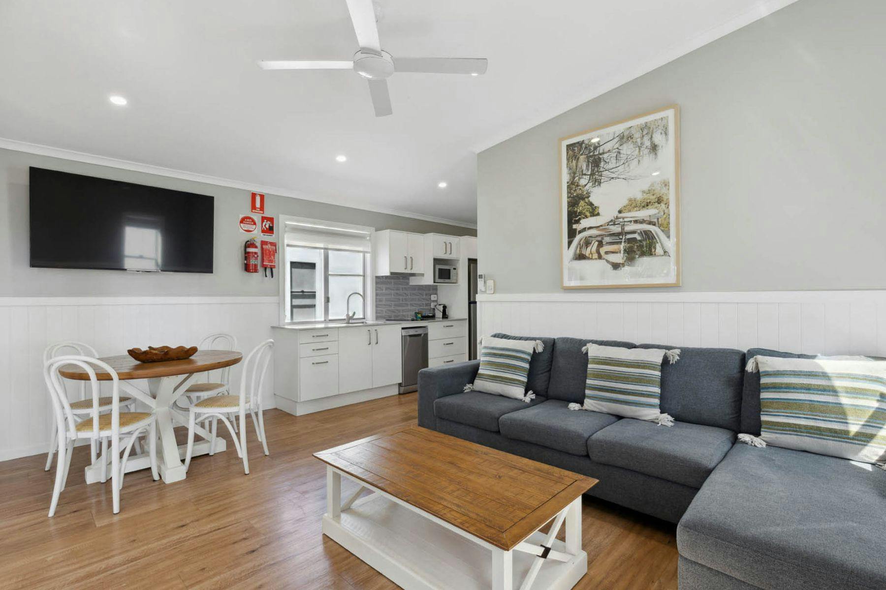 발라 비치 홀리데이 파크 드리프트 우드 캐빈 거실 및 다이닝룸