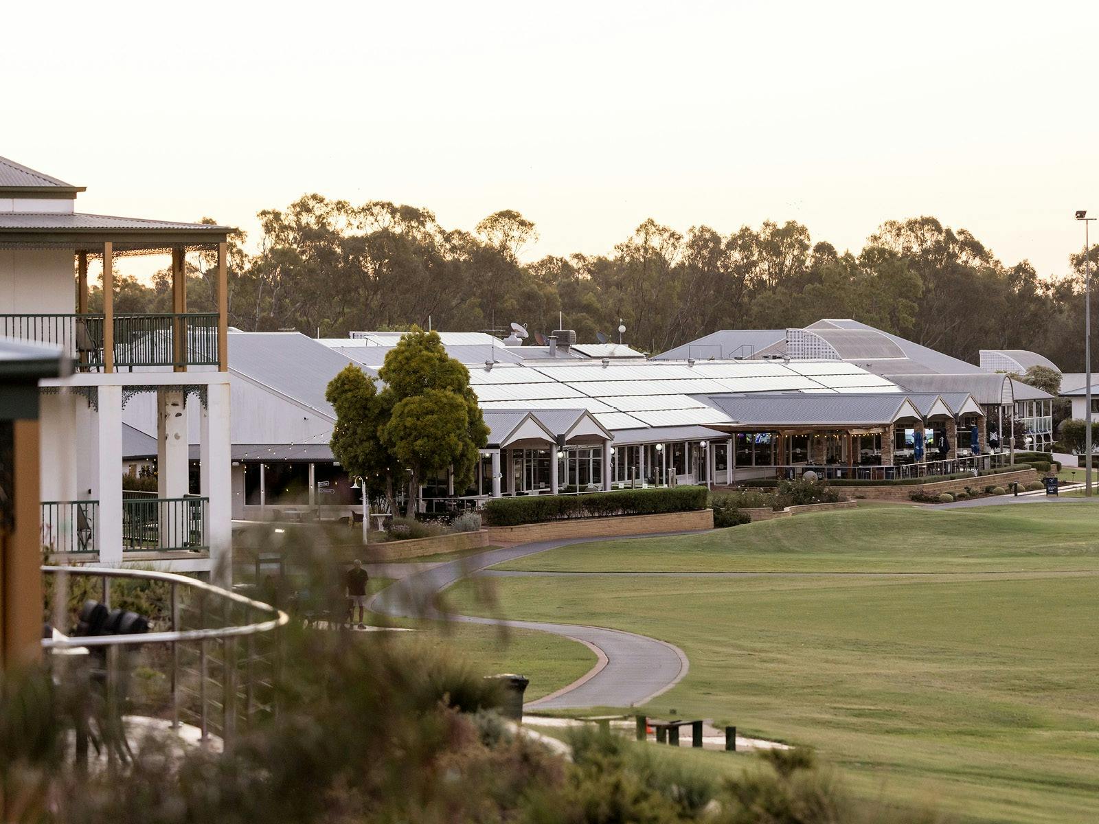 넓은 클럽하우스를 내려다보며