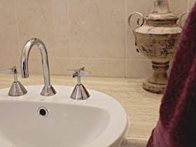 Flinders Apartment bathroom