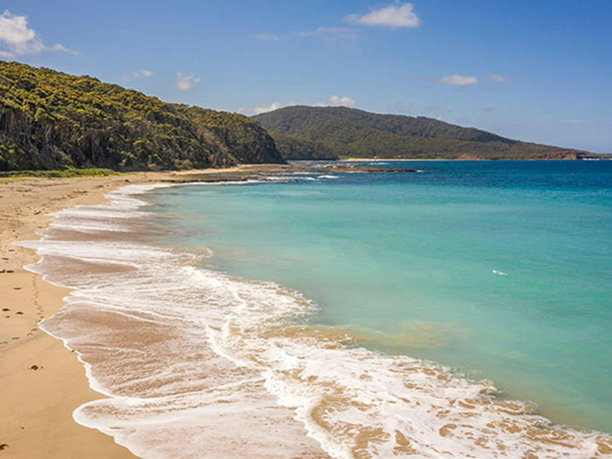 穆拉马朗国家公园的德波特海滩，沙滩、海洋，背景是灌木丛。