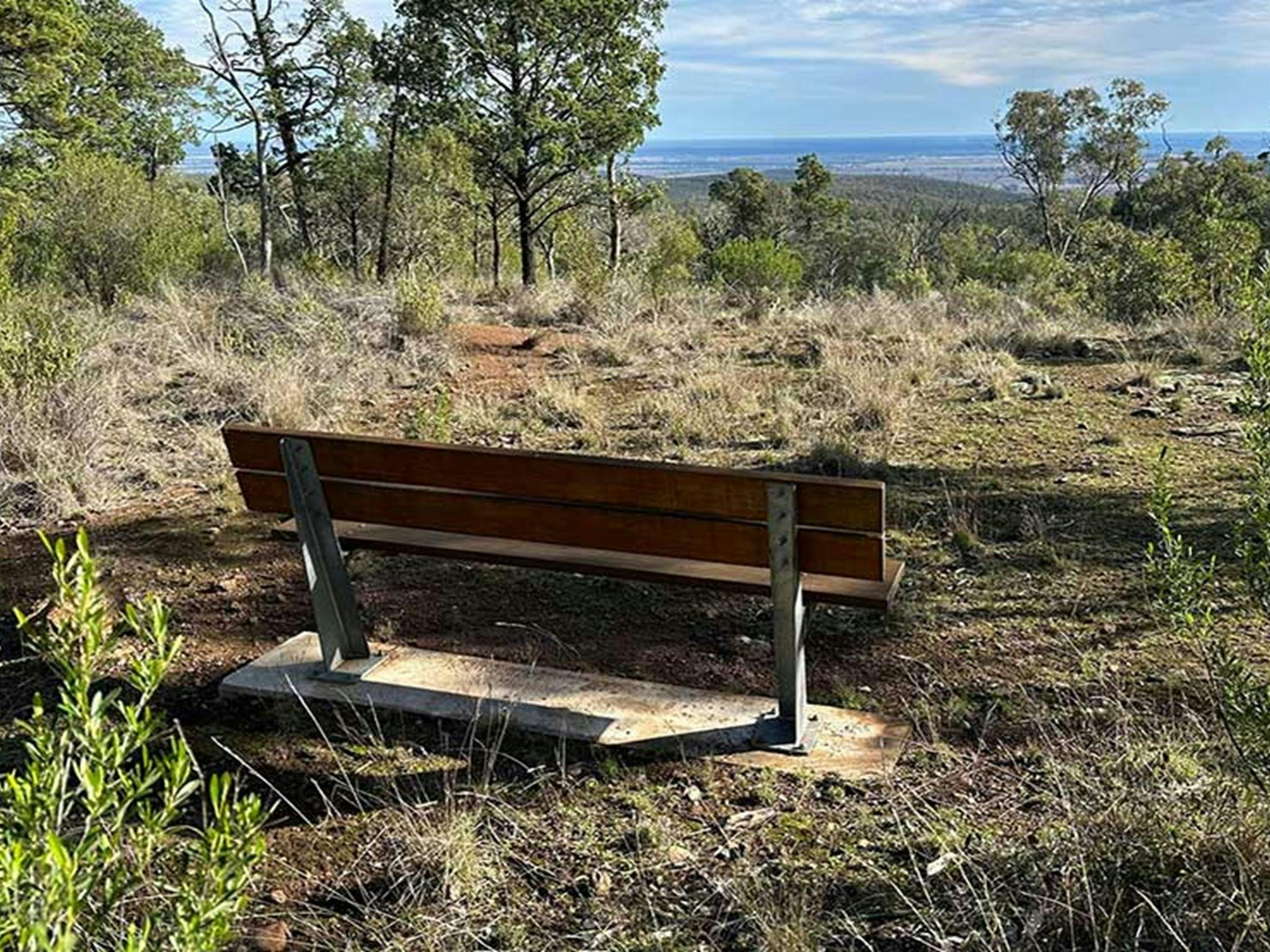 德里亞原住民區比魯加巴步道旁的座椅。圖片來源：DCCEEW © DCCEEW。