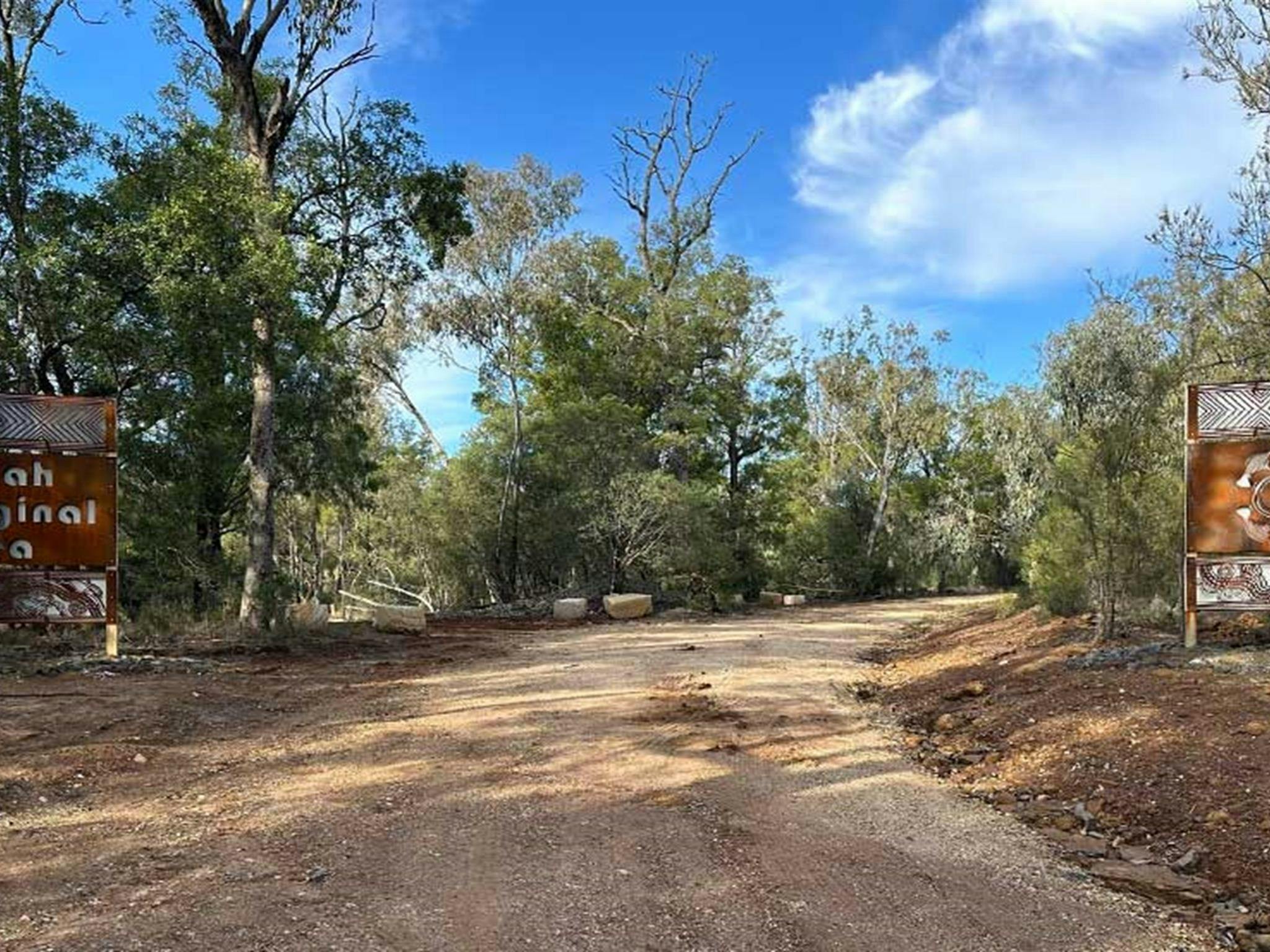 德里亞原住民區入口，由國家公園和野生動物管理局與當地原住民社區共同管理。