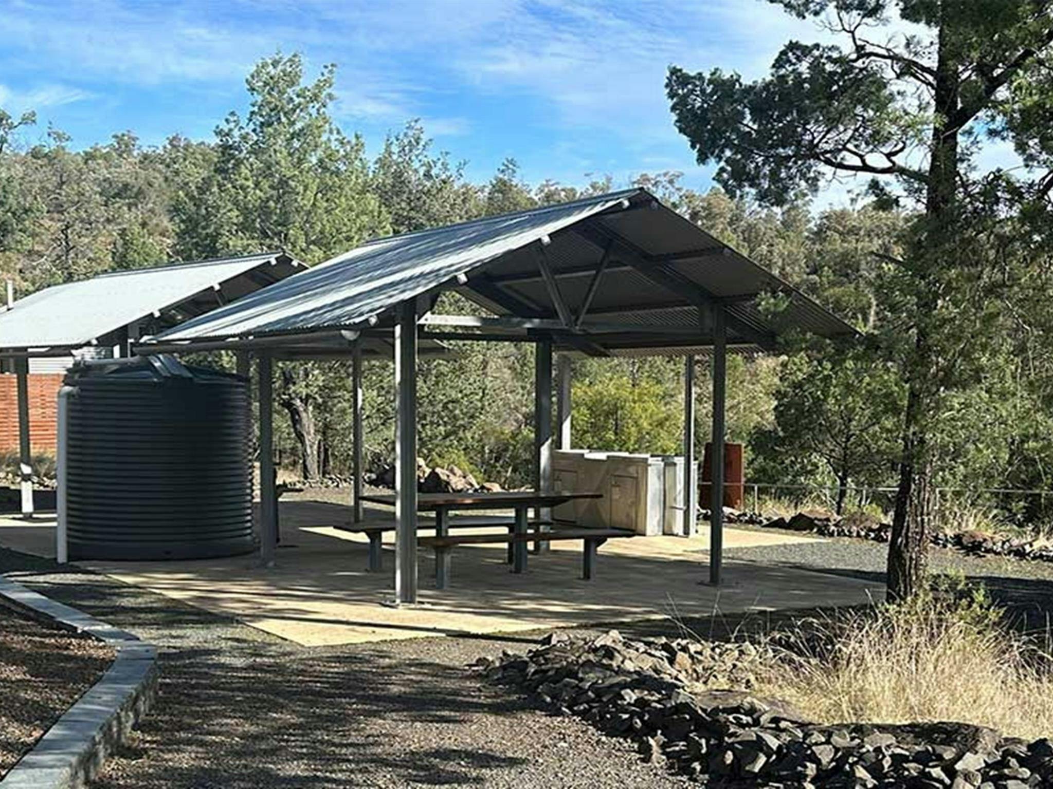 位於納拉布里附近德里亞原住民地區的瓦貢野餐區設有燒烤設施和野餐涼亭。圖片來源：