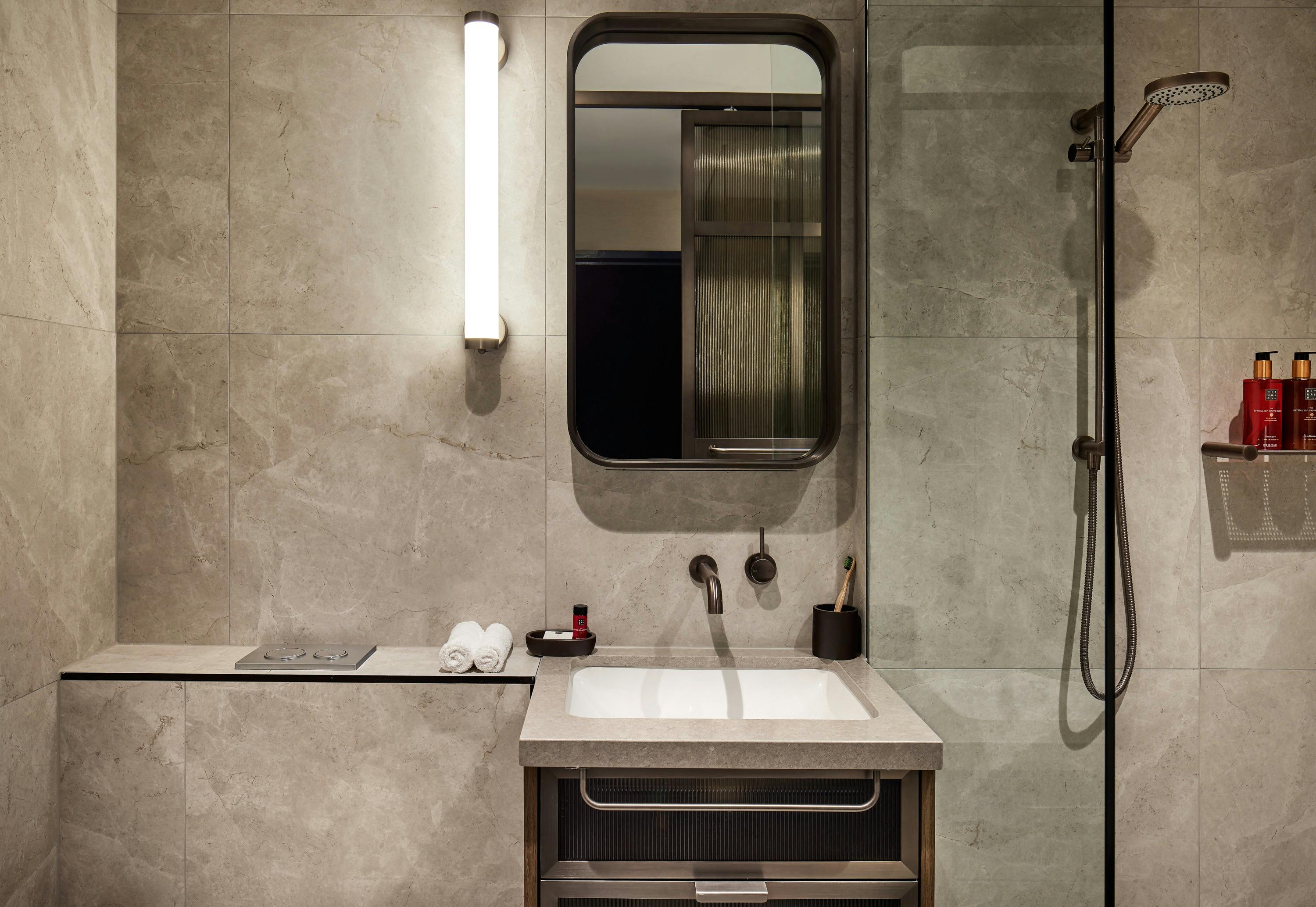 Deluxe King Bathroom