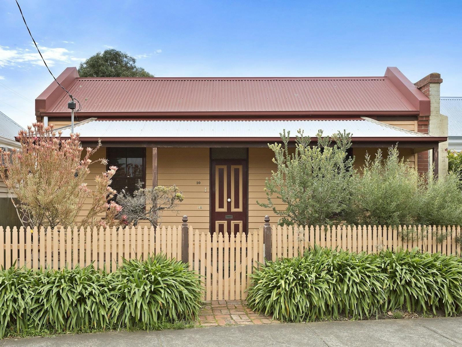 A popular home positioned in the heart of Queenscliff