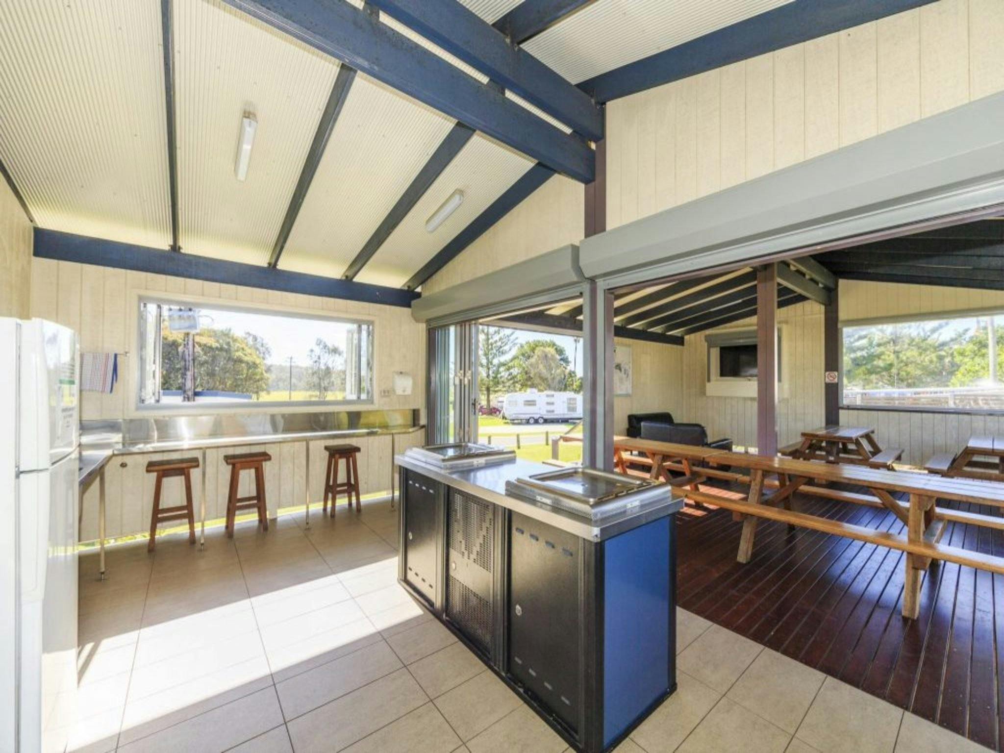 リフレクションズホリデーパークスコリンディビーチキャンプキッチン