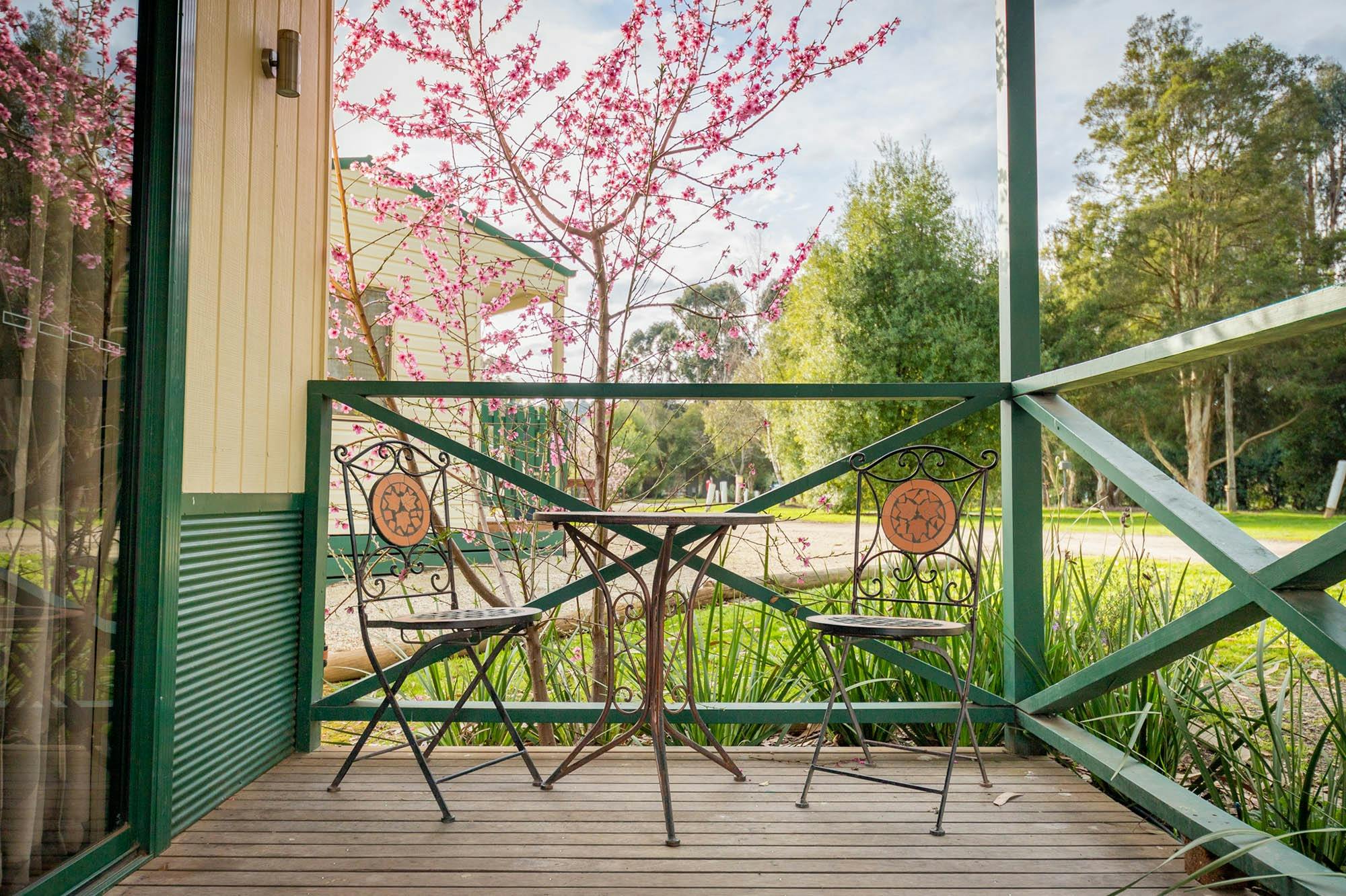 Eildon_Three bedroom cabin_Outdoor setting