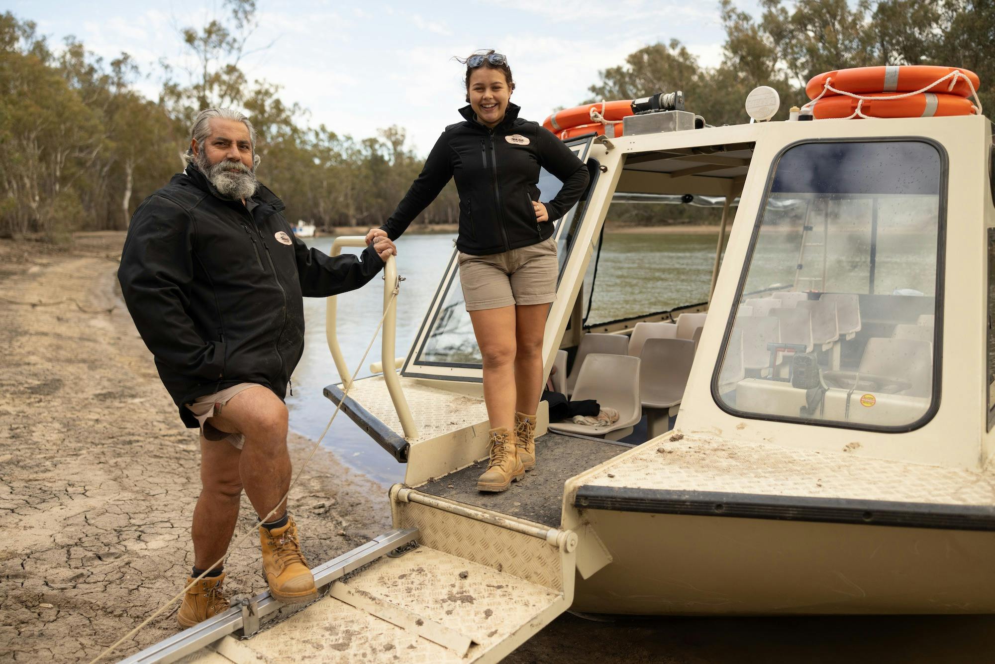 知識保持者たちが、ドゥンガラのキングフィッシャー号に乗船したゲストを歓迎します。