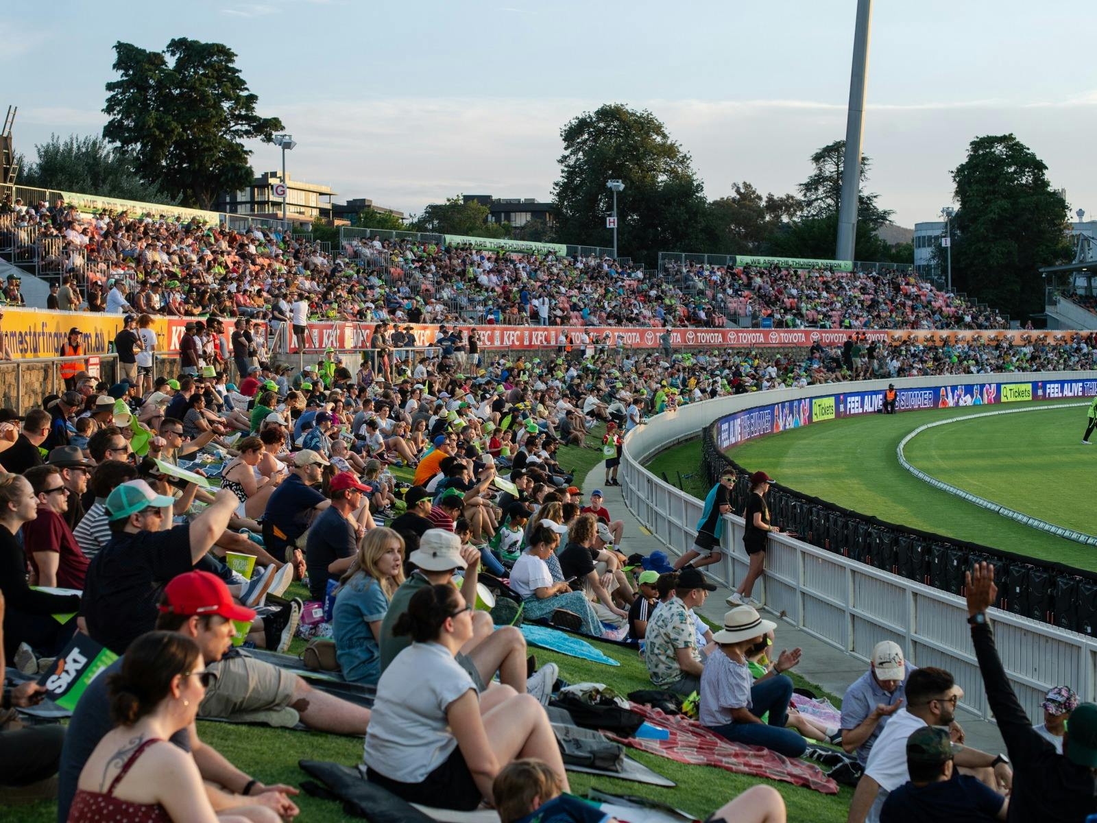 BBL: Sydney Thunder v Adelaide Strikers