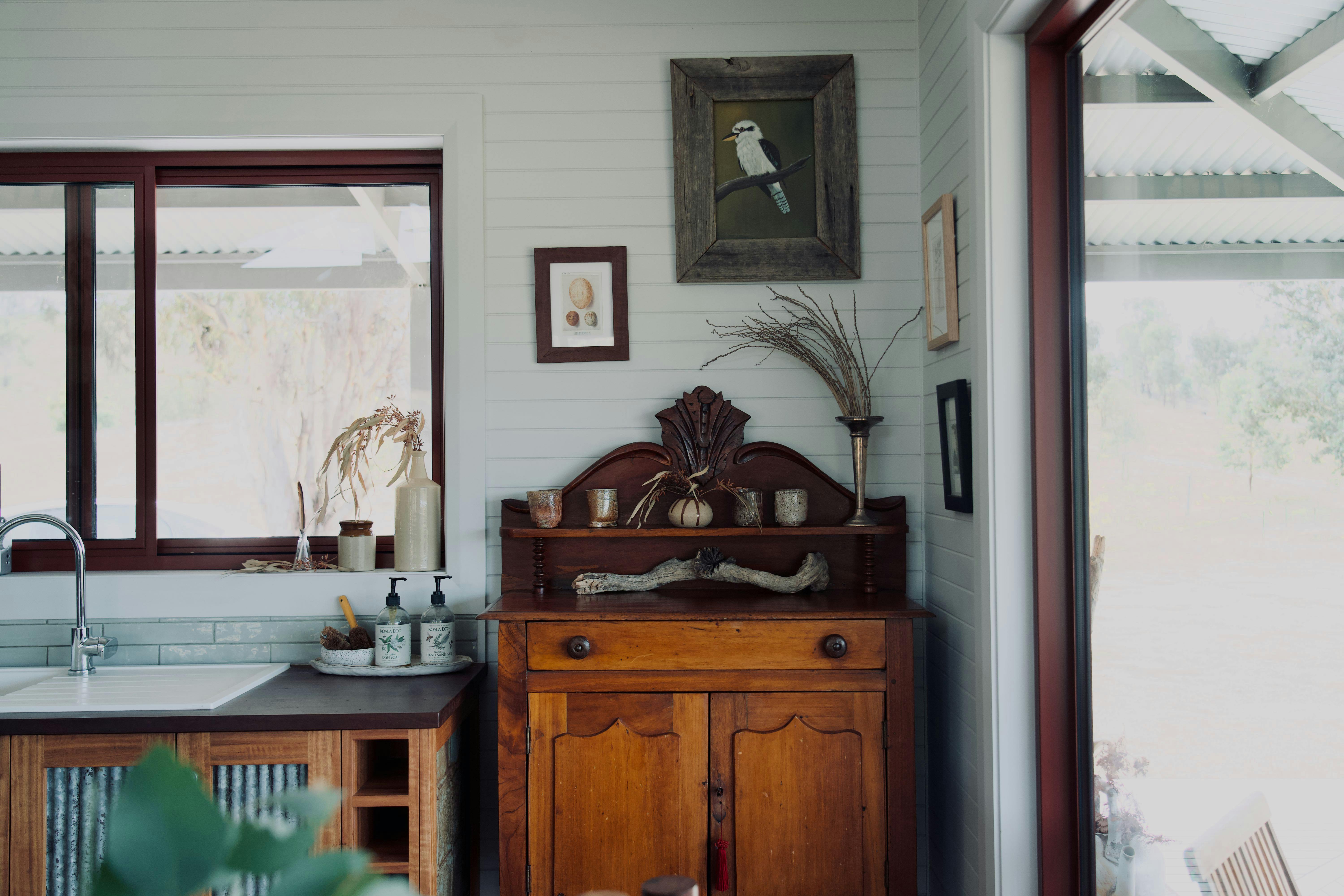 アンティークやアート作品が飾られたモダンで素朴なインテリア。