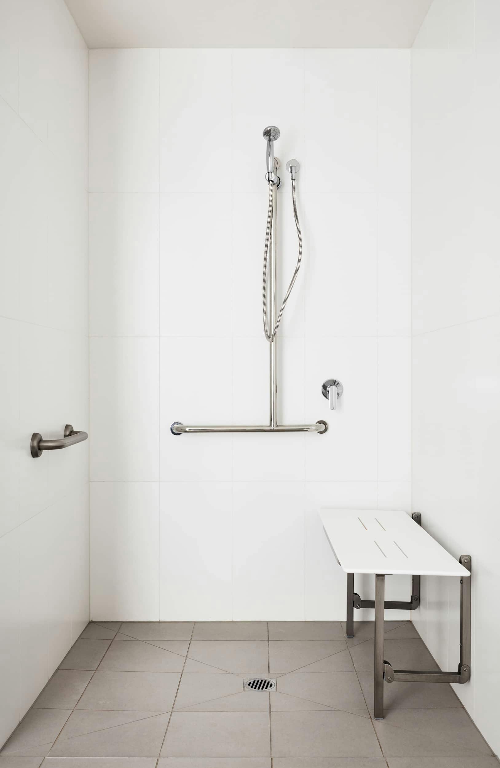 Accessible Shower in one-bedroom apartment - Urban Rest Lanbruk