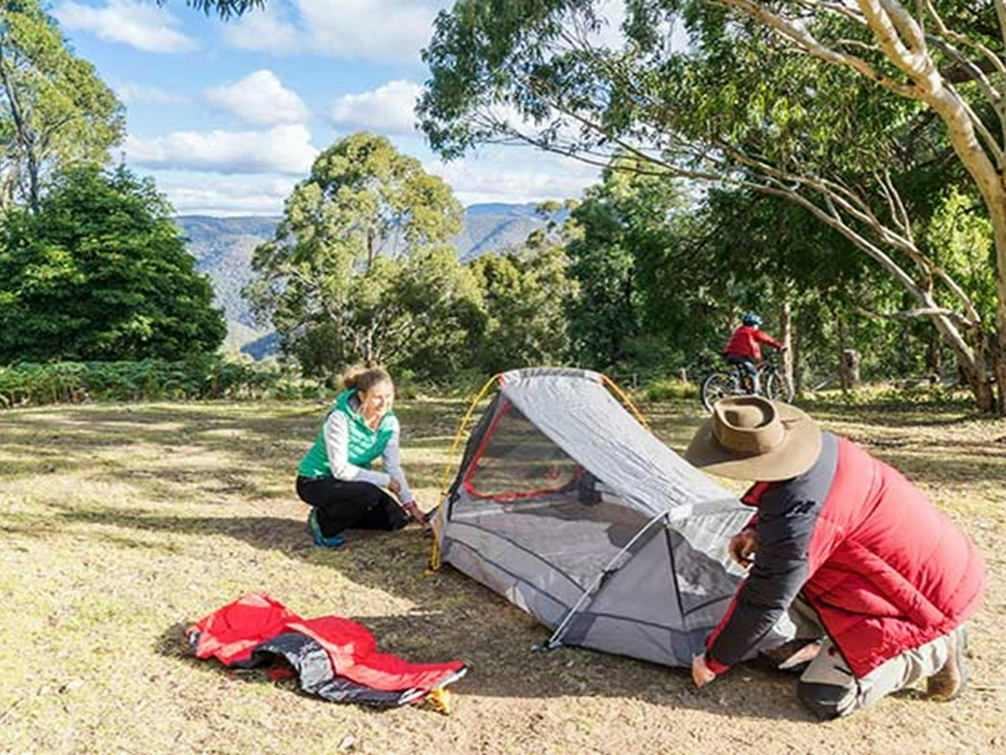 Ein Paar schlägt sein Zelt auf dem Campingplatz Dunphys im Blue Mountains Nationalpark auf. Foto: Simone