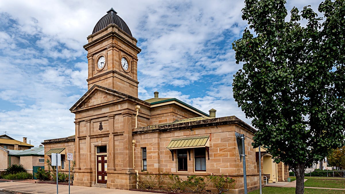 Warwick Court House