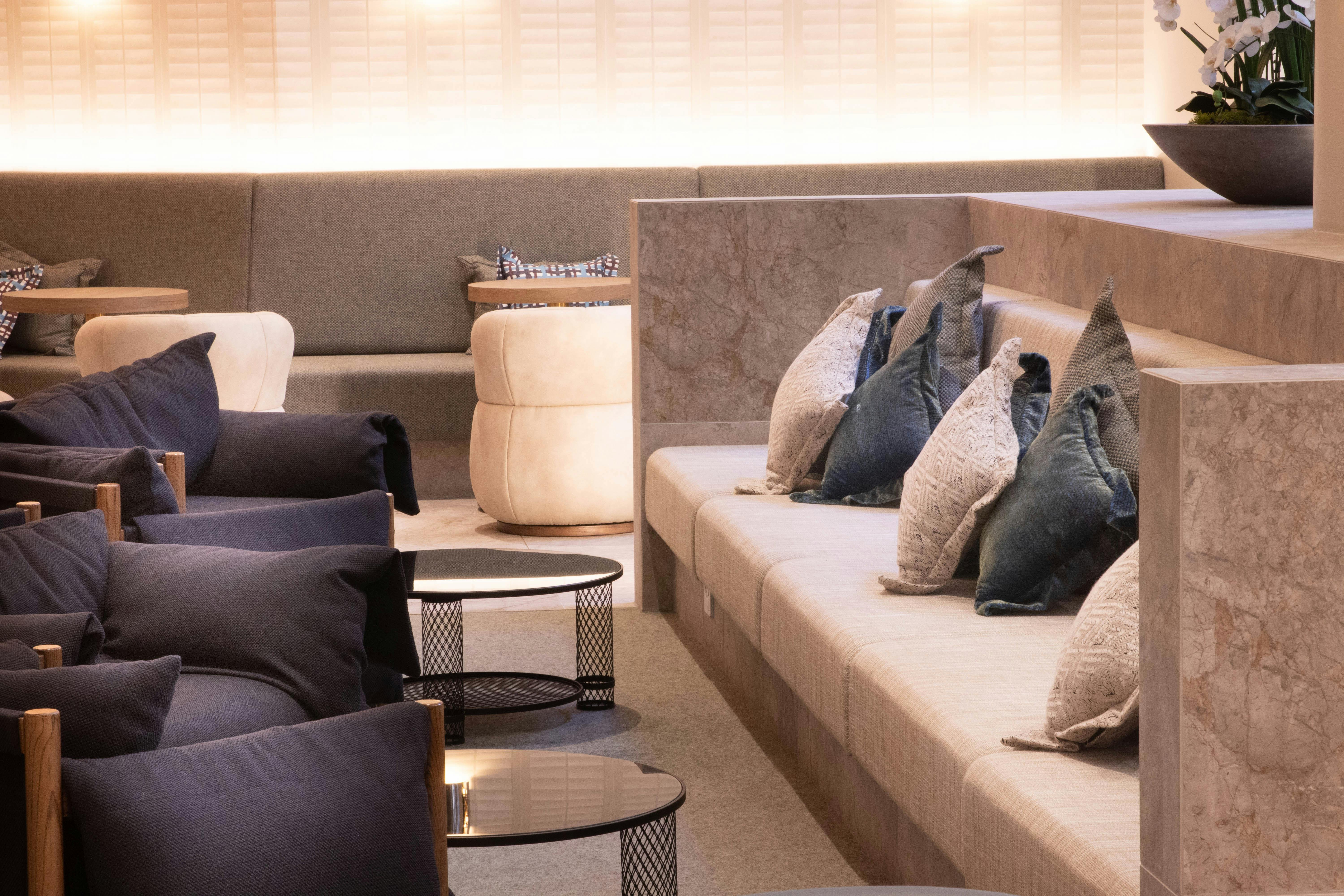 lounge area in Palm Court Bar in Hilton Darwin