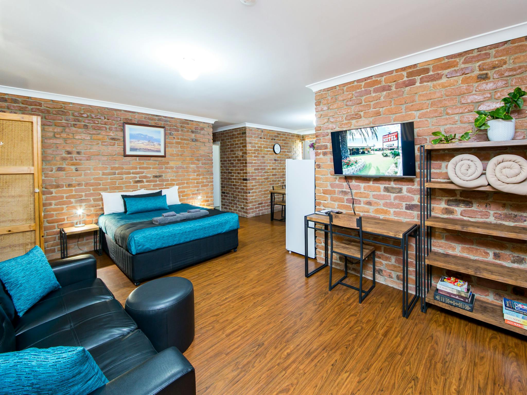 A Spacious 2 Room Family Unit with a Queen bed and 2 Single Beds, Lounge, Table & Chairs, Smart TV A Spacious 2 Room Family Unit with a Queen bed and 2 Single Beds, Lounge, Table & Chairs, Smart TV