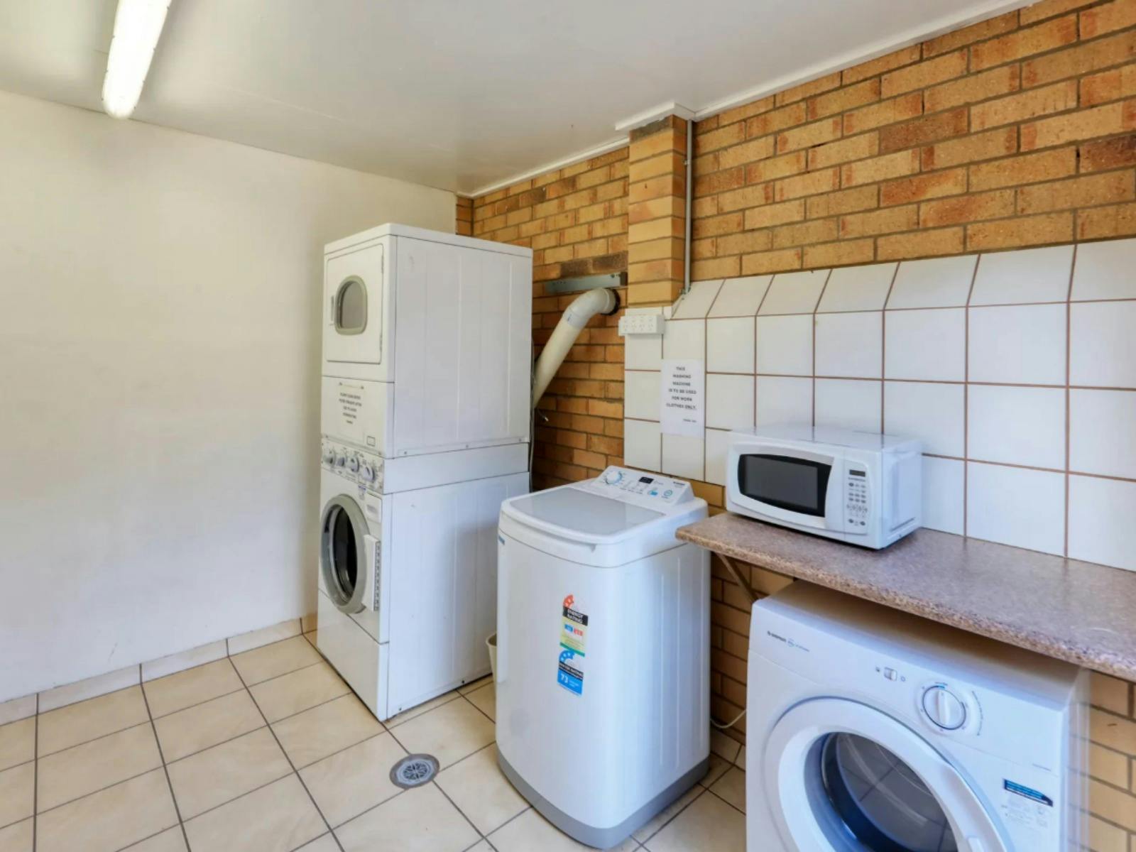 North Parkes Motel 洗衣設施包括洗衣機和烘乾機