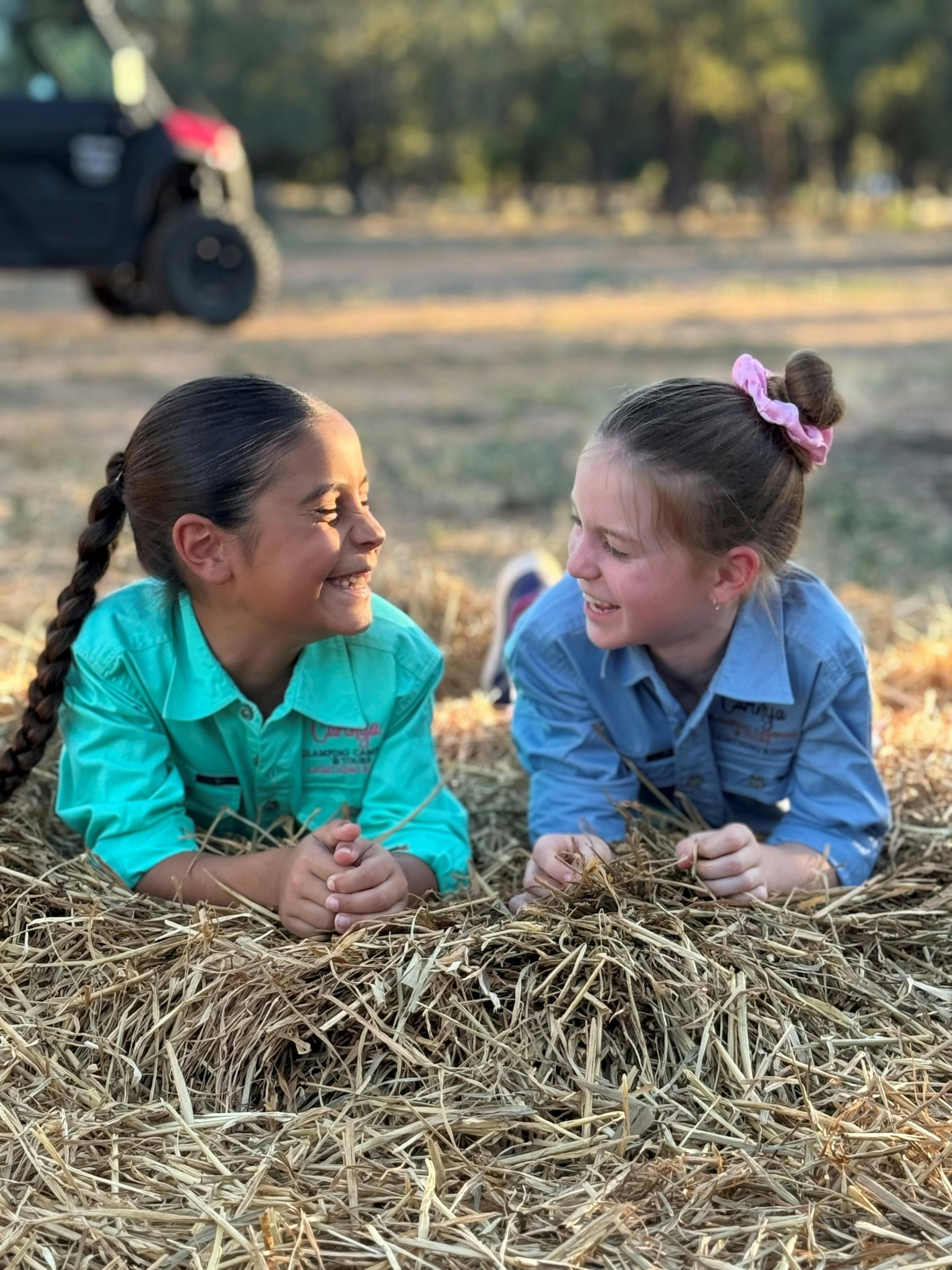 女孩們互相微笑