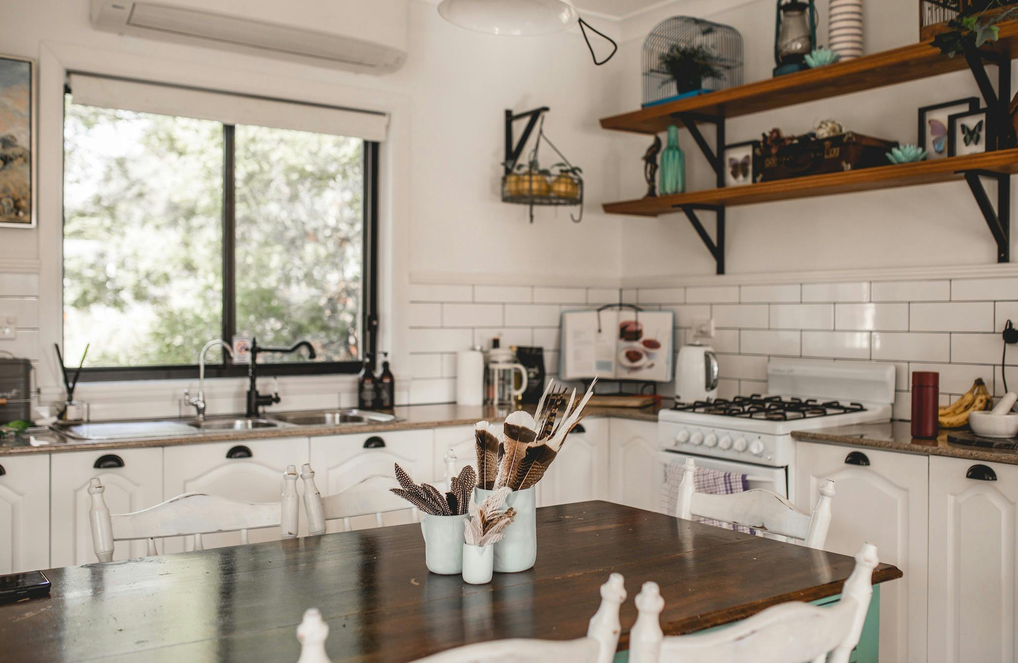 オーブン、ストーブ、電子レンジを備えたすべてのコテージの完全に機能的なキッチン