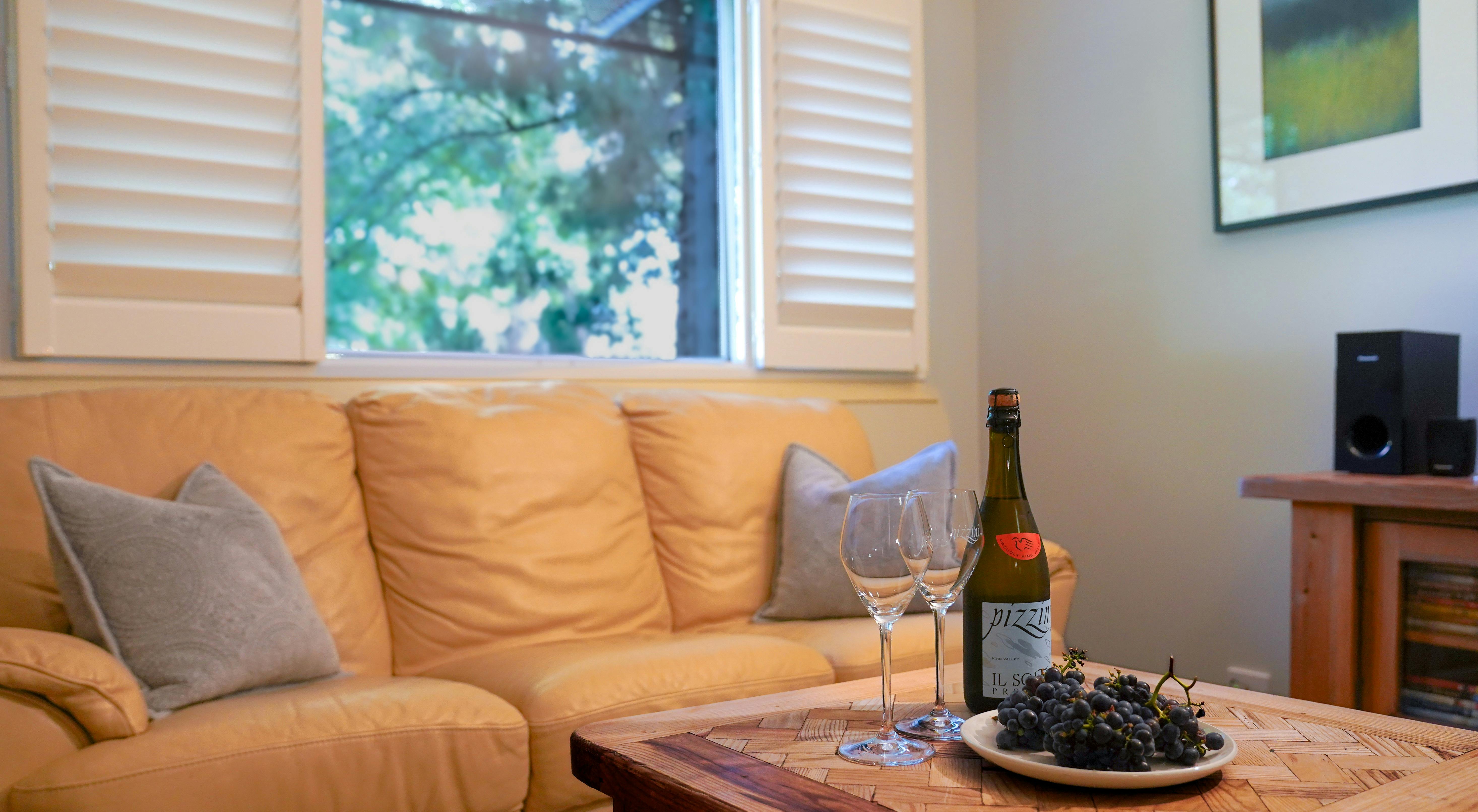 Vineyard Gueshouse living room