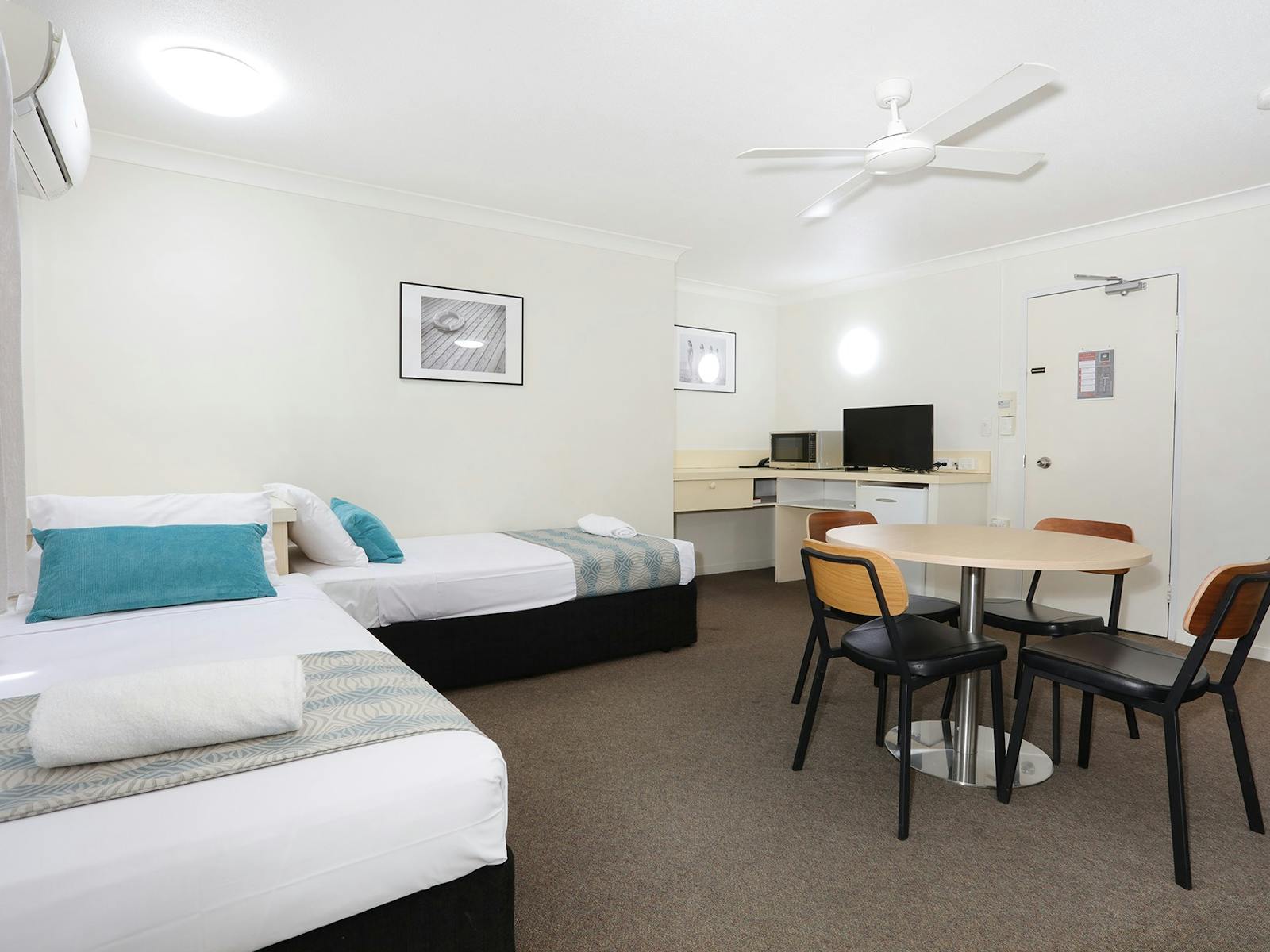 Southport Motel & Apartments | Motel Room 1 Queen & 2 Single Beds Southport Motel & Apartments | Motel Room 1 Queen & 2 Single Beds