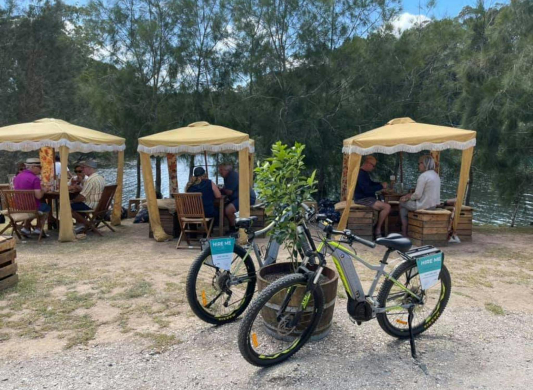 セルフガイド付き電動自転車ツアーで、おいしいシーフードの盛り合わせとコクソンのカキ養殖場のツアーをお楽しみください