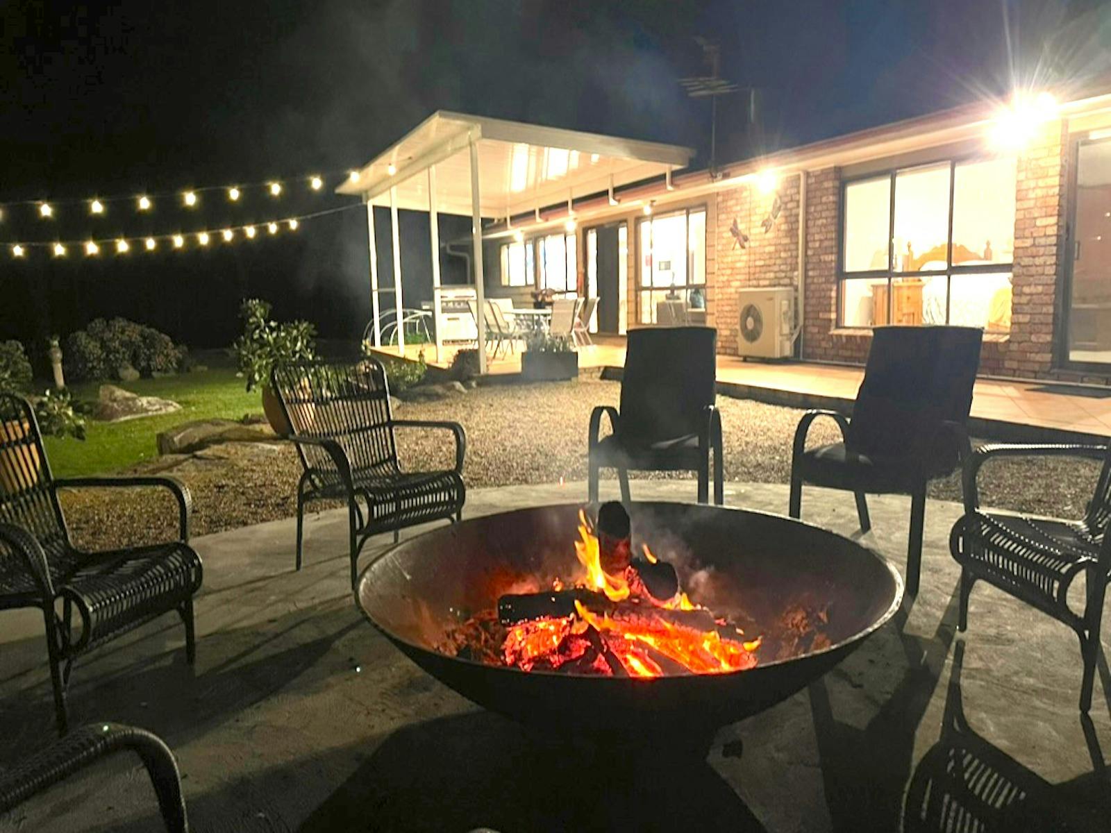 Huge Outdoor Fire Pit and Entertaining Area, BBQ and Seating
