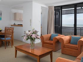 Rydges Esplanade Resort Cairns - One Bedroom Apartment Living Room with Kitchen