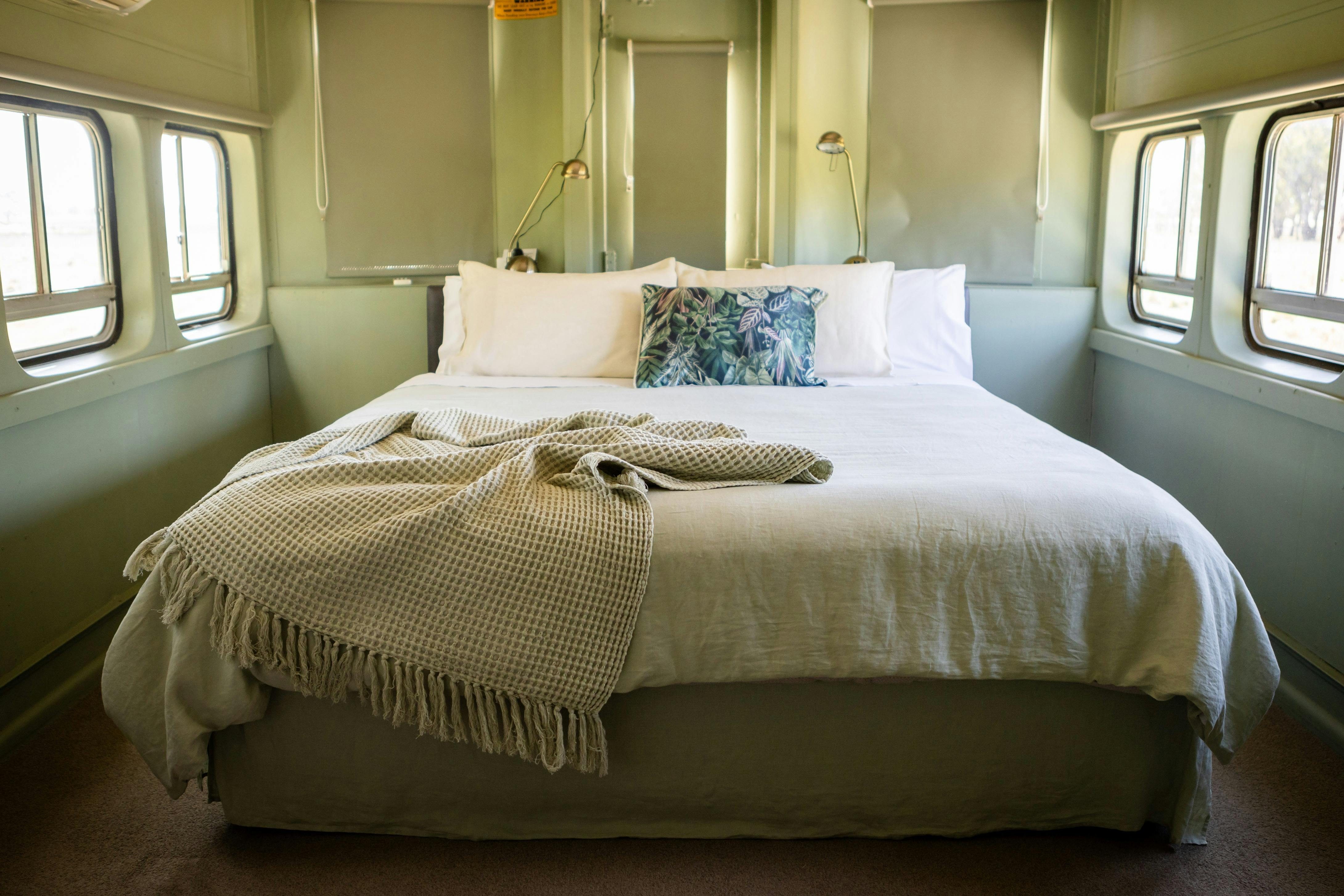 King size bed City Circle carriage