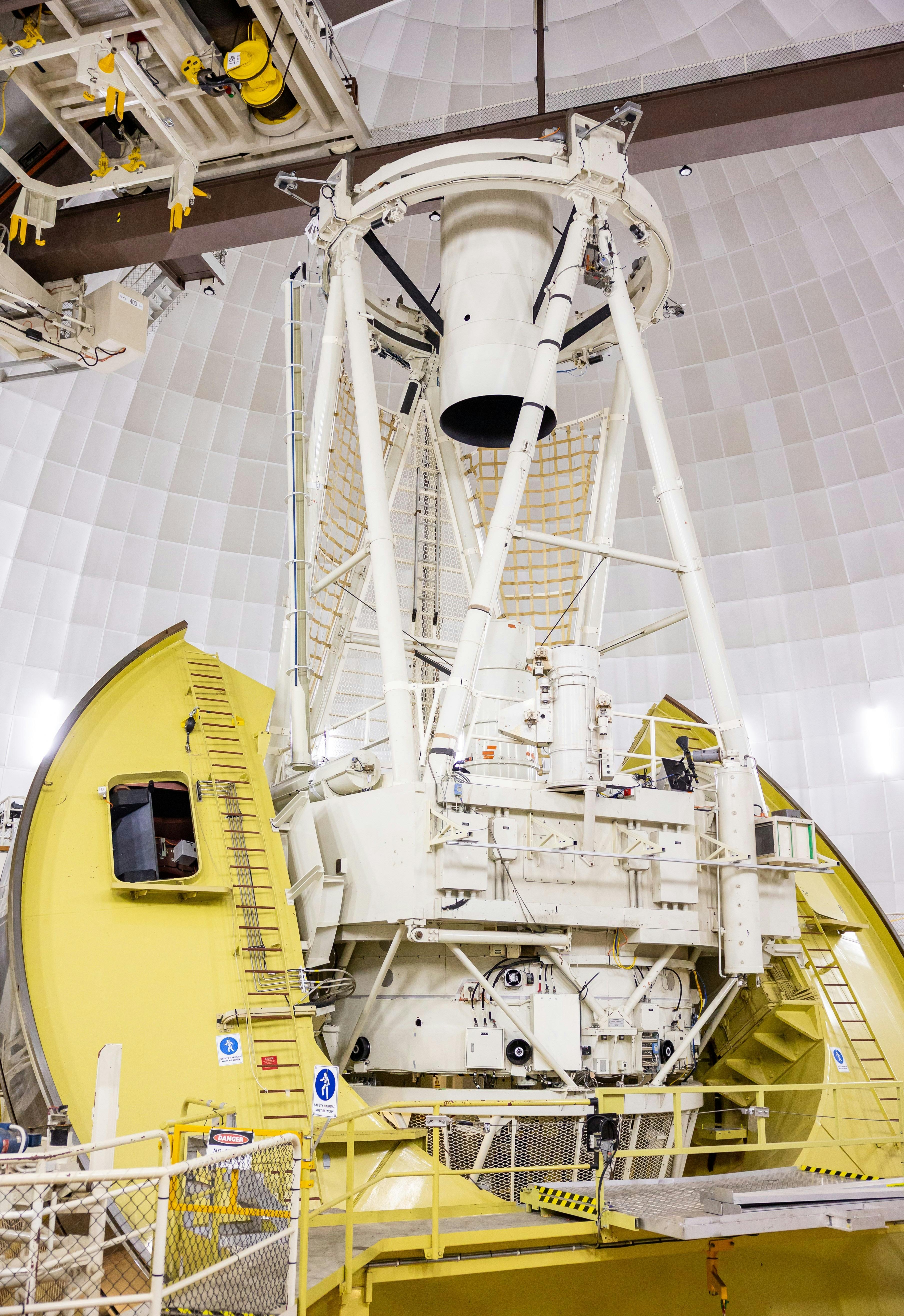 Nahaufnahme des Anglo-Australian Telescope im Inneren seiner Kuppel