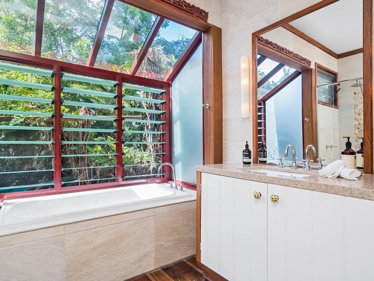 Longhouse - Byron Bay - Bathroom with tub