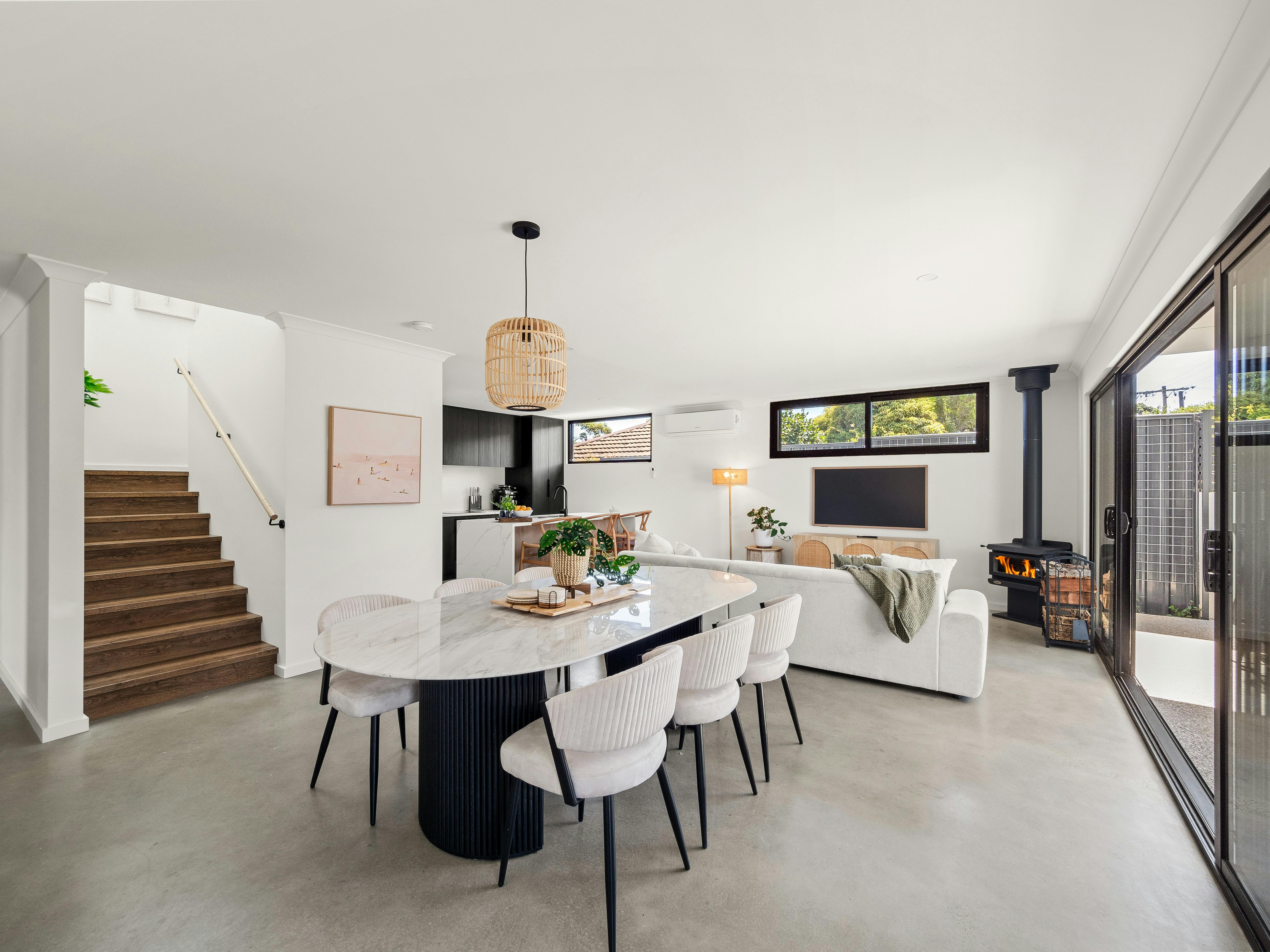 Dining Area, Living Room, Entertainment, Fireplace & Reverse-cycle Air-conditioning